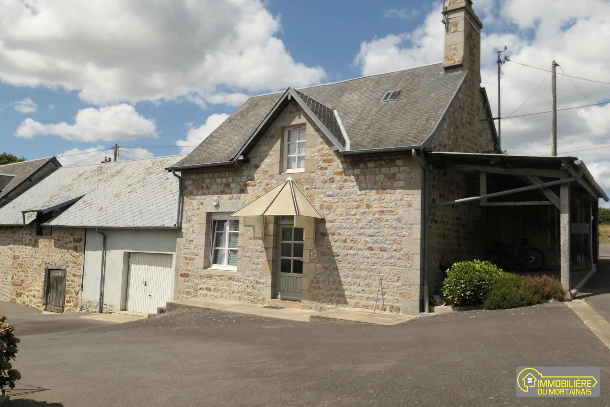 Ancienne fermette à rénover avec dépendances sur 2,5 hectares à Mortain-Bocage