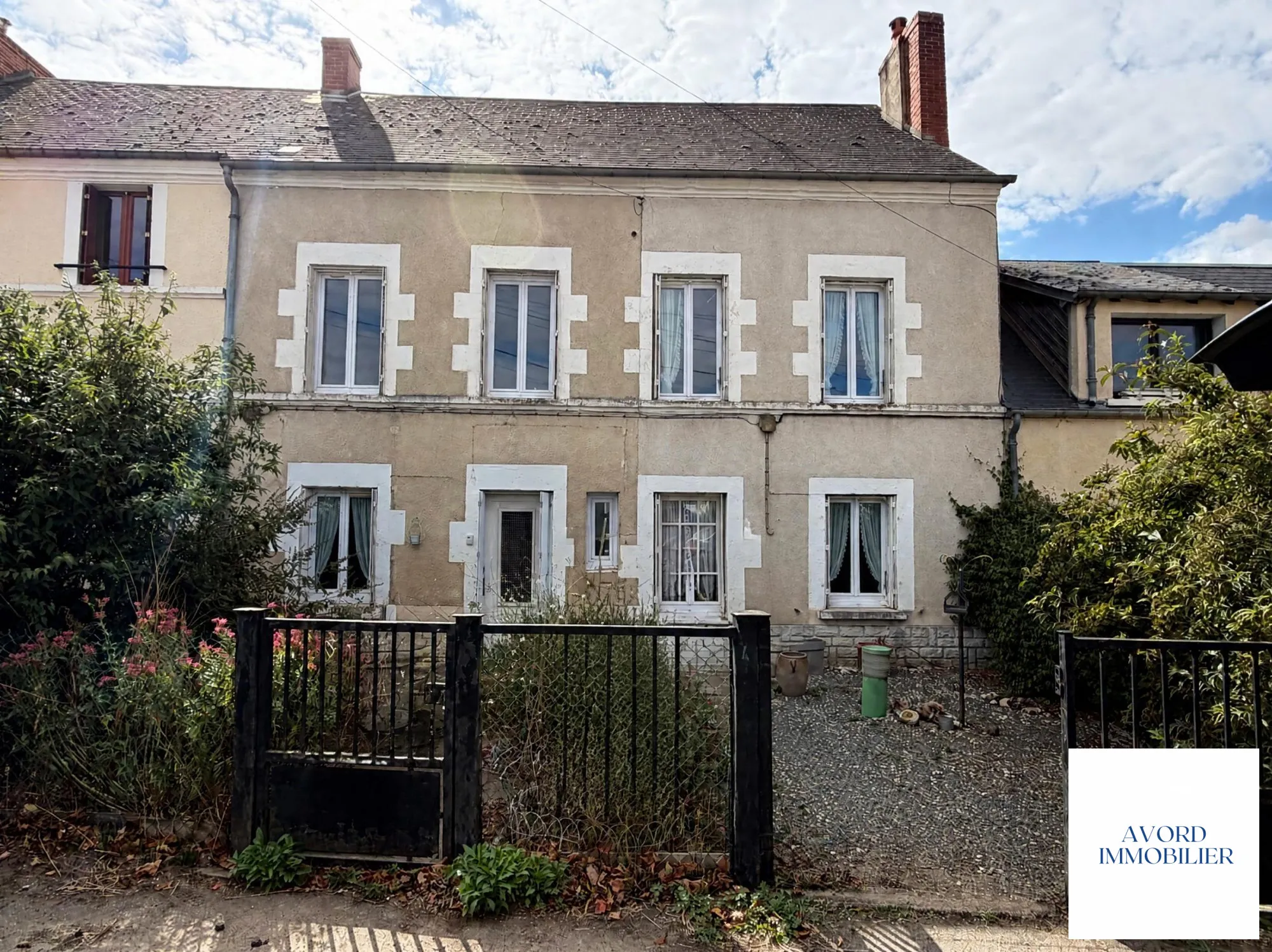 Maison ancienne à vendre à Étrétchy - 131,66 m² avec caves et dépendances