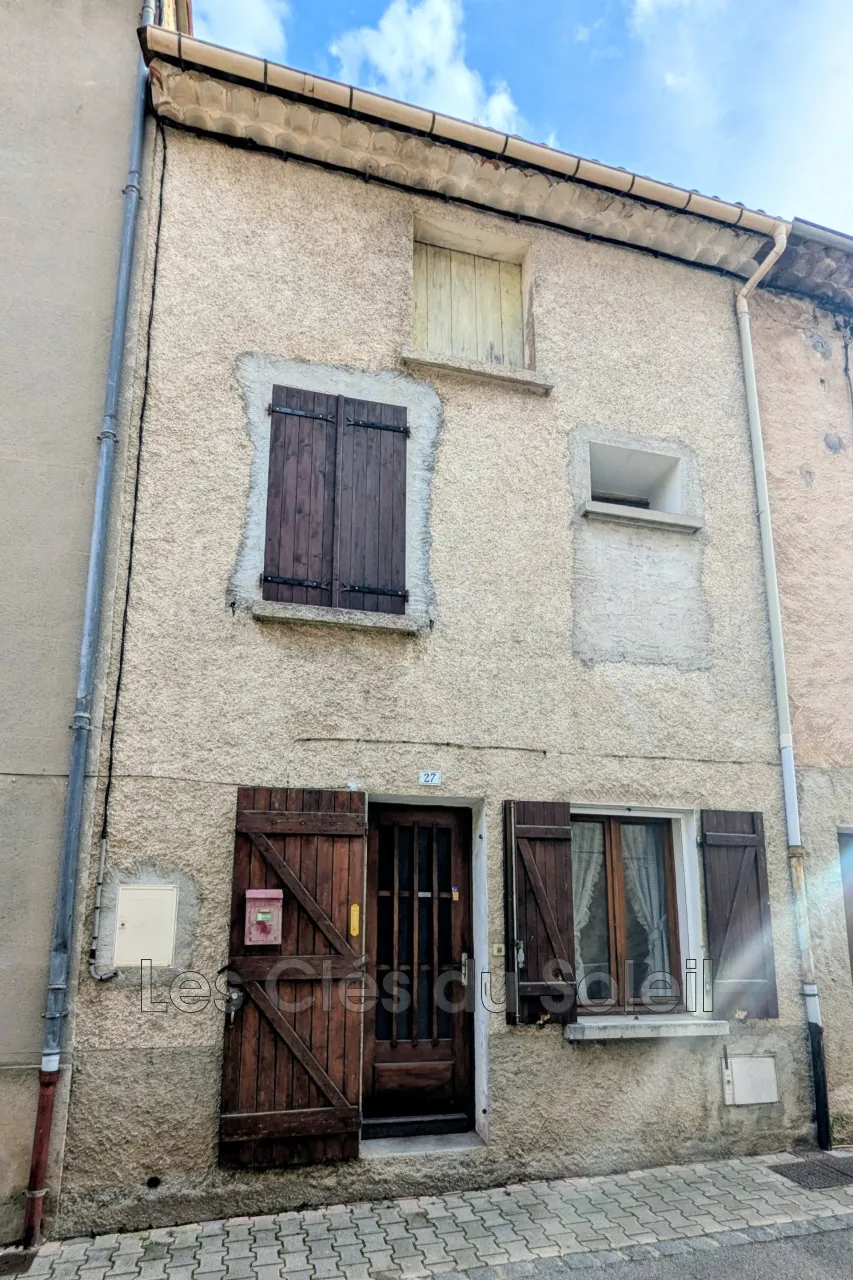 Maison de village à Vins sur Caramy avec potentiel de rénovation et emplacement central
