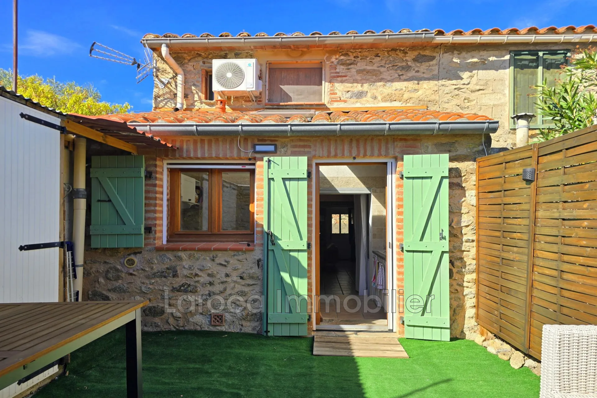 Charmante maison en pierre rénovée avec patio à Villelongue dels Monts