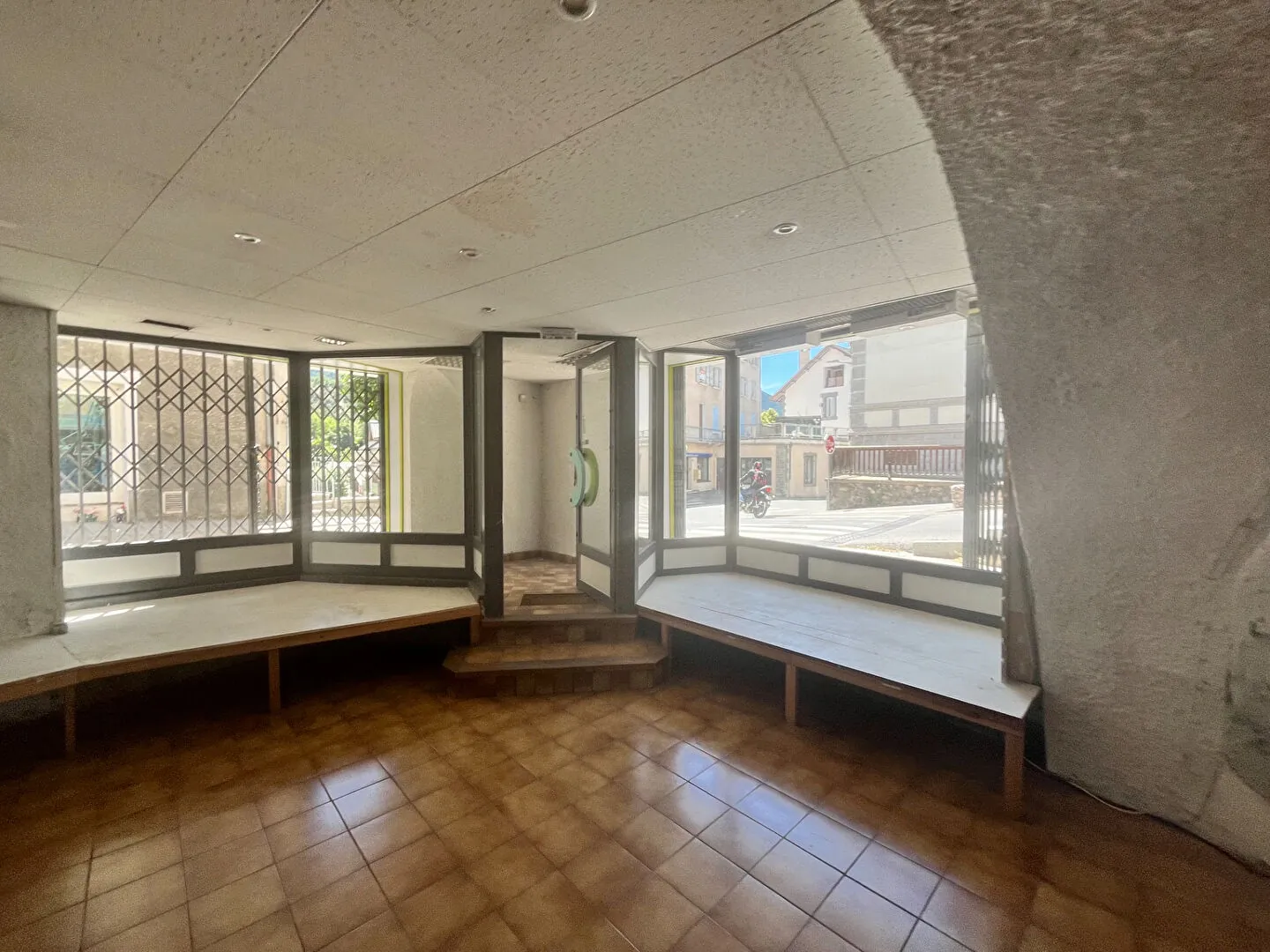 Local commercial à Guillestre de 98 m² avec grande visibilité en rez-de-rue