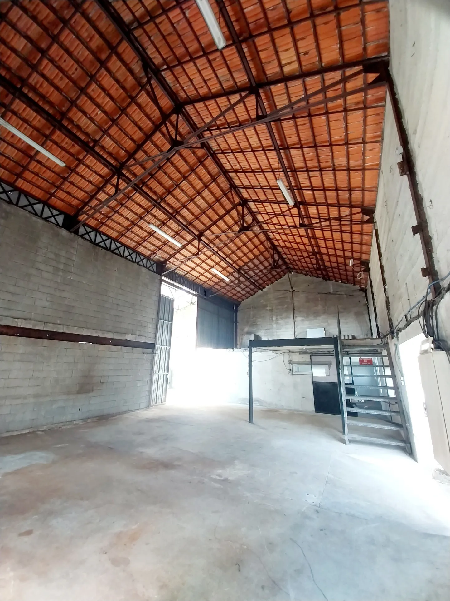 Bâtiment professionnel de 250 m² avec parcelle close à Authon-Ebéon
