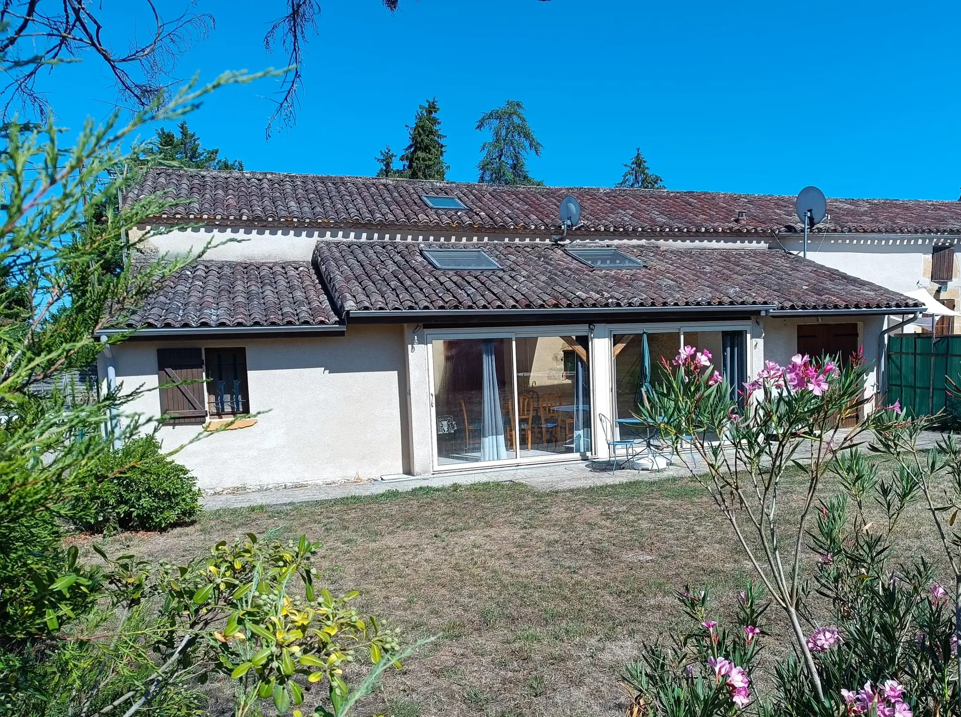 Charmante maison 2 chambres de 125 m2 à Saint-Germain-de-Mons avec jardin et véranda