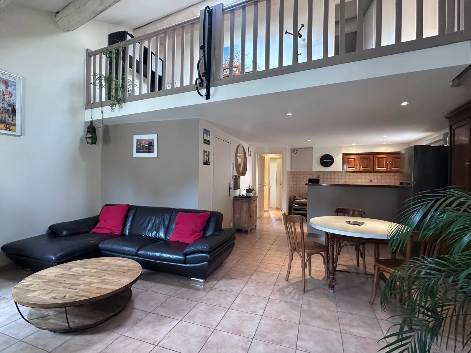 Appartement duplex à Noves avec 2 chambres, garage et cave - Prix compétitif