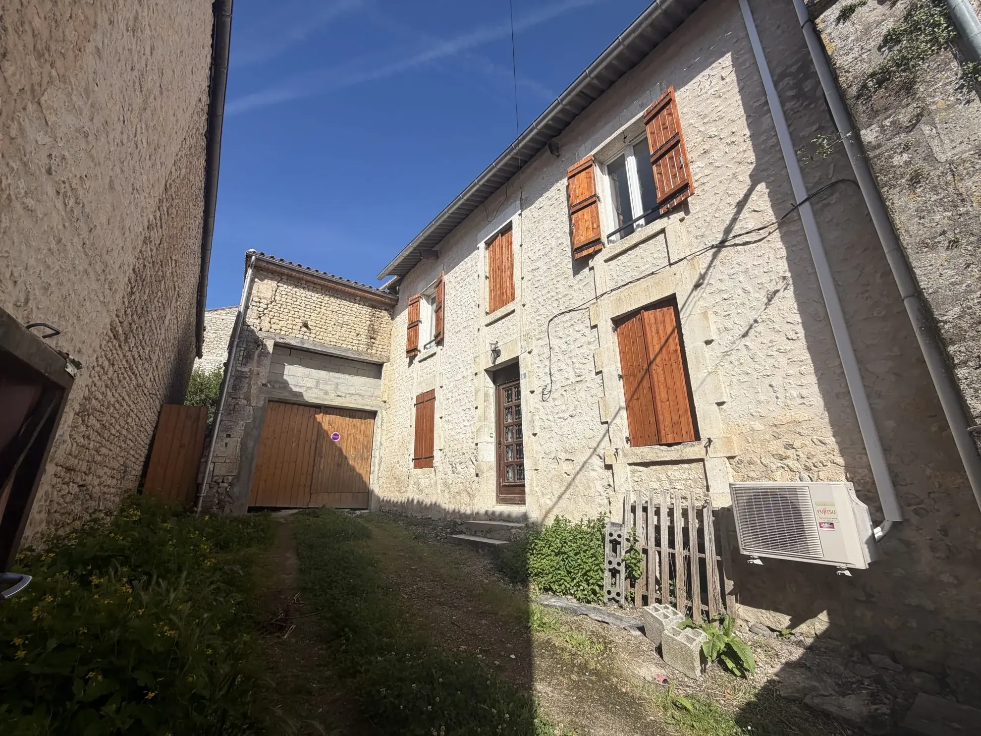 Maison de village rénovée avec cour et garage à Coteaux-du-Blanzacais