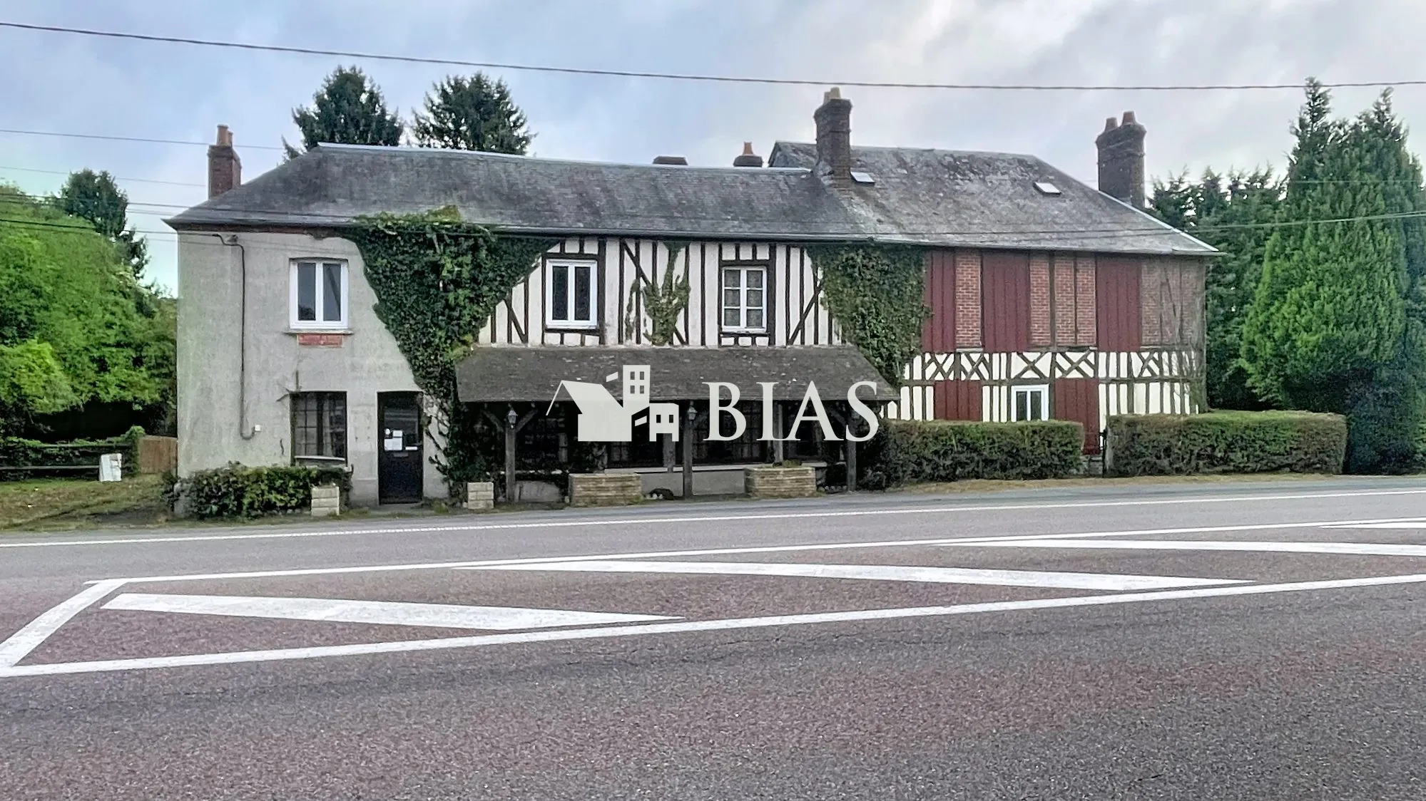 Ensemble immobilier à vendre à Marolles, potentiel résidentiel et commercial, 2518 m² terrain
