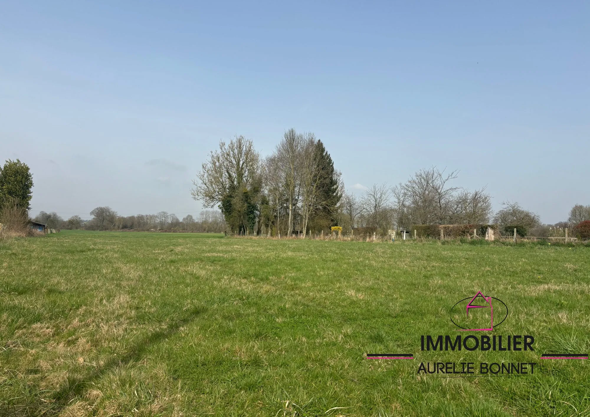 Terrain constructible à Moyaux de 1066 m² proche des commodités