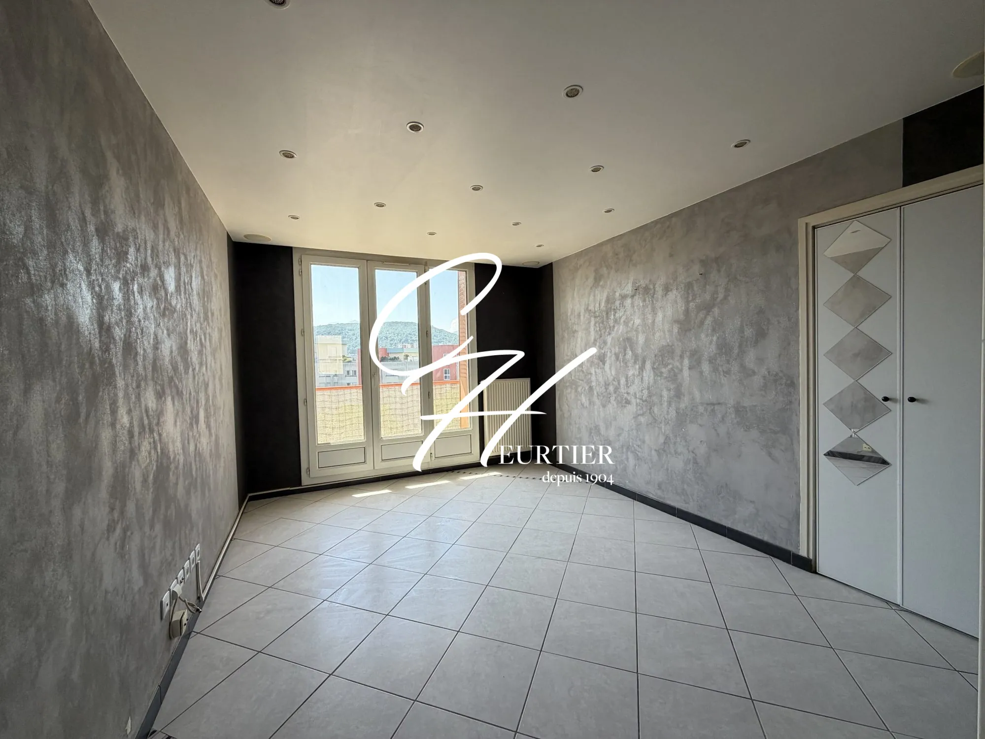 Appartement T3 à Échirolles, dernier étage avec balcon, cave et stationnement