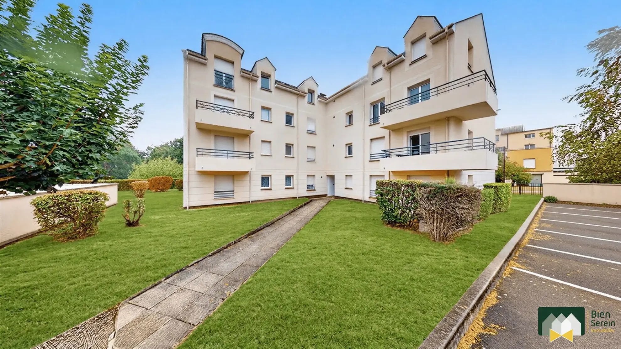 Charmant appartement 2 pièces en dernier étage à Lèves, proximité commodités