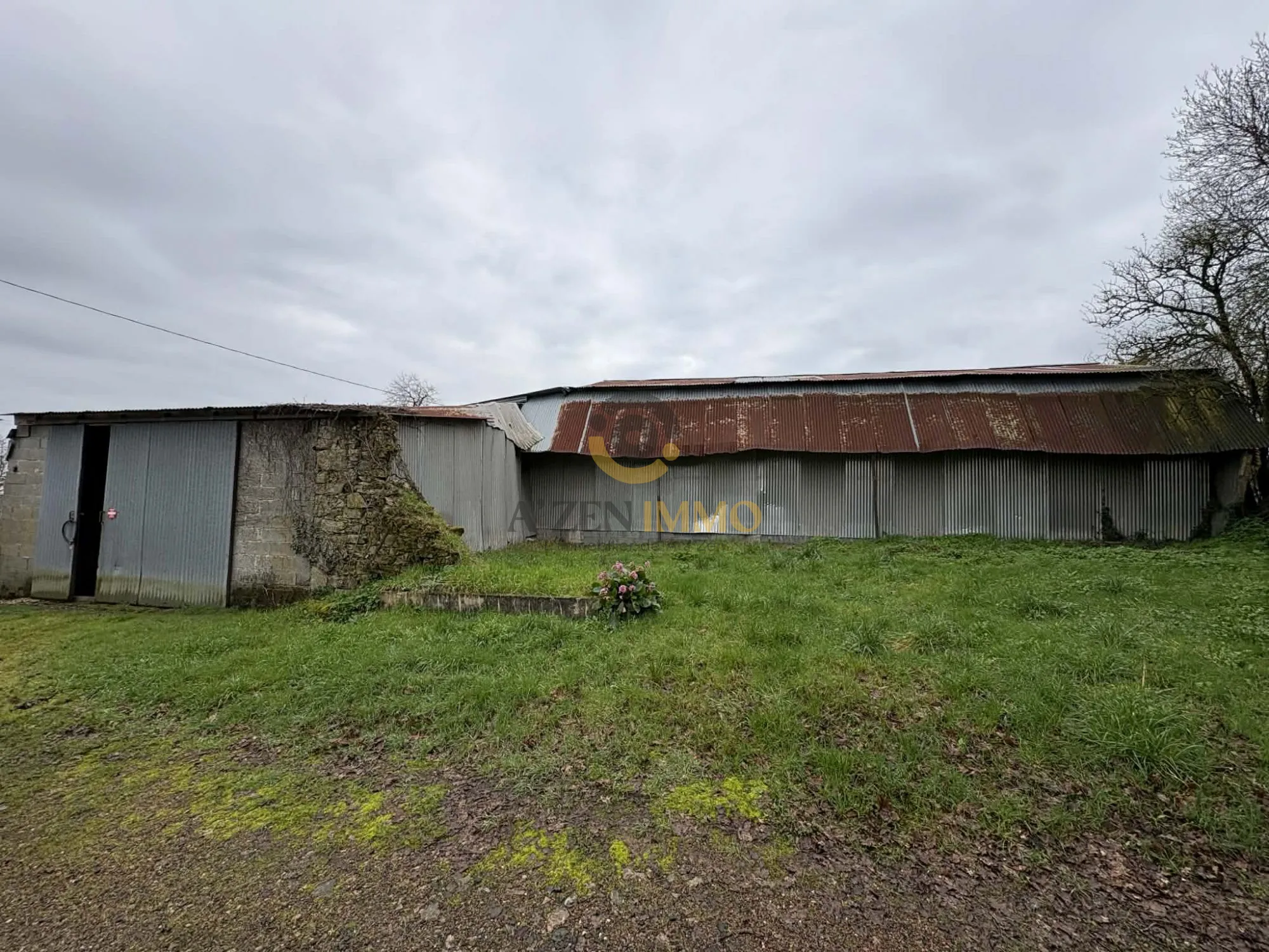Terrain de 1779m² avec hangar de 370m² à Bressuire, idéal pour projets professionnels