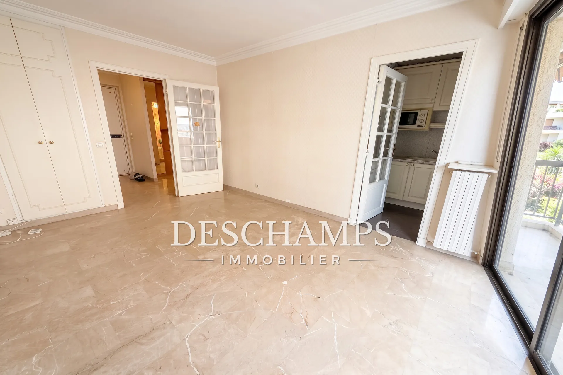 Studio à vendre de 32 m² à Juan-les-Pins, proche des plages avec parking et cave 
