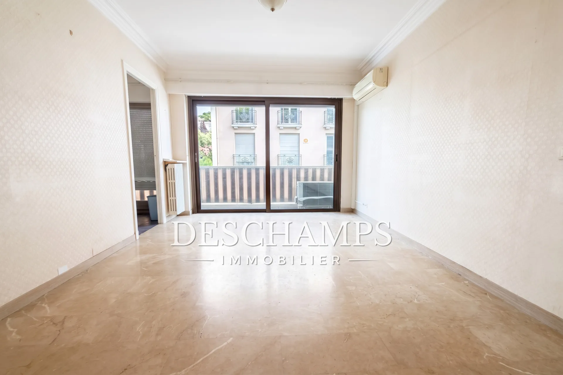 Studio à vendre de 32 m² à Juan-les-Pins, proche des plages avec parking et cave 