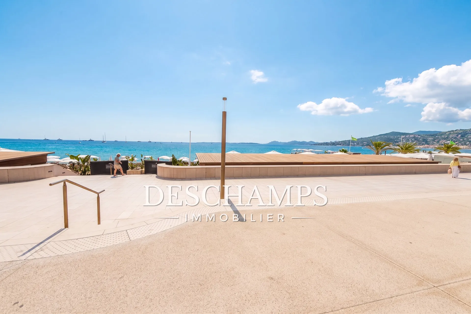 Studio à vendre de 32 m² à Juan-les-Pins, proche des plages avec parking et cave