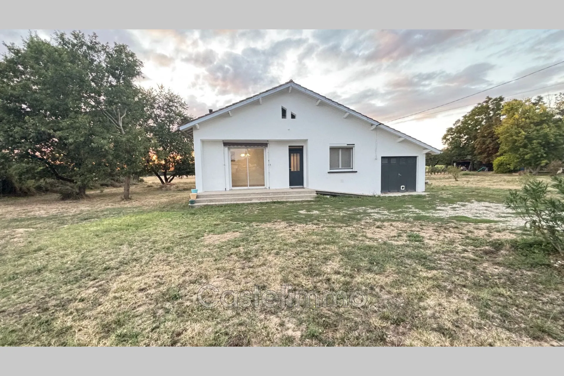 Maison T3 de plain-pied avec grand jardin et garages à Moissac