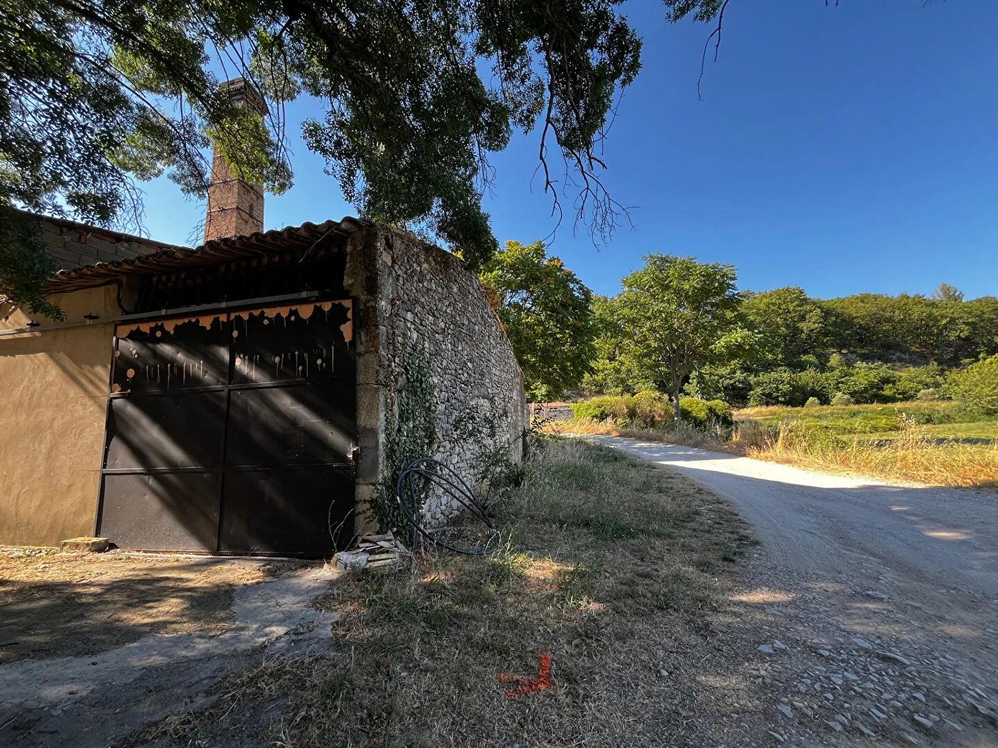 Entrepôt de 70m² à Apt – Espace pratique pour stockage et stationnement