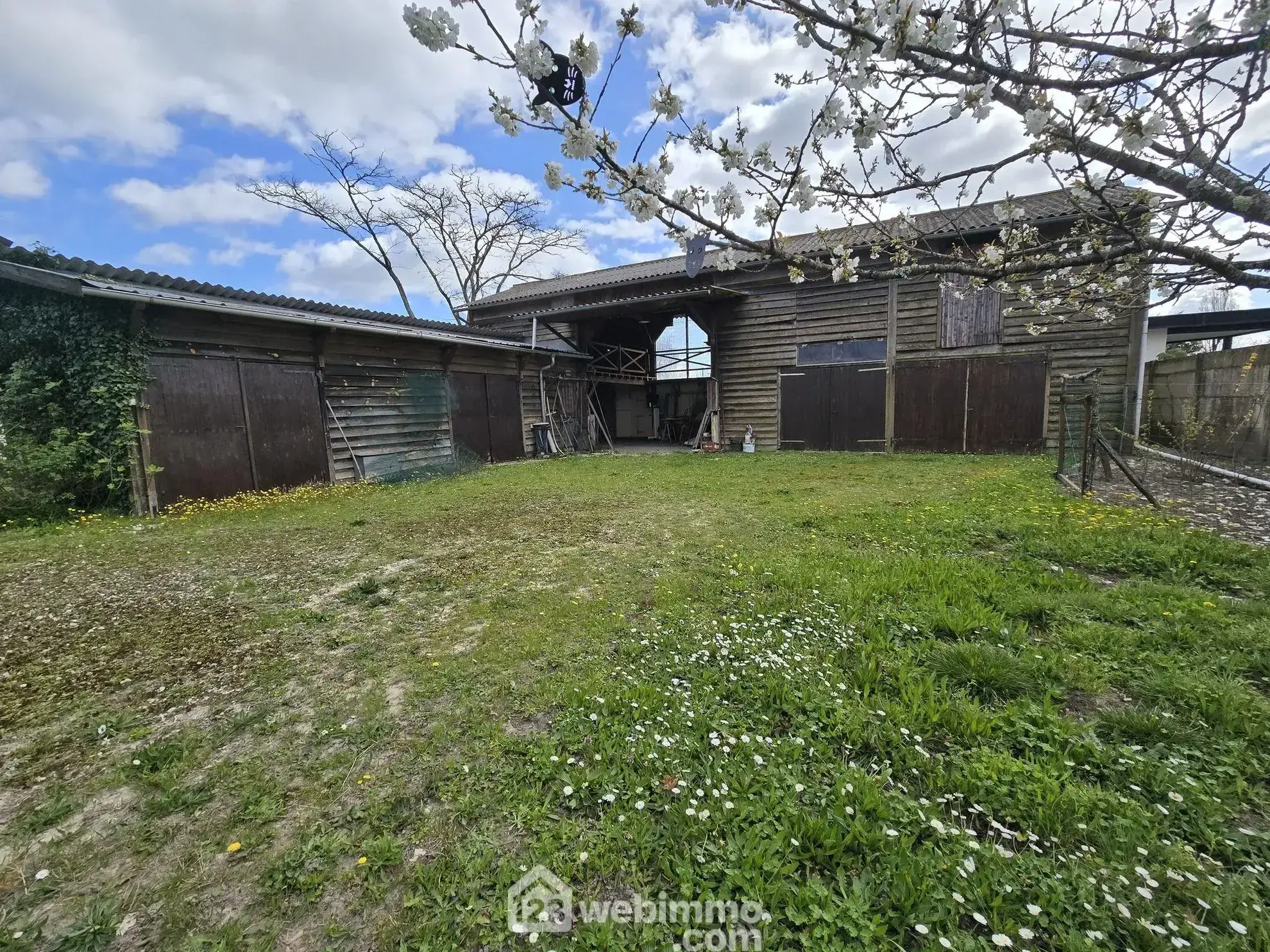 Terrain constructible de 863 m² au Pian-Médoc avec maison et dépendance