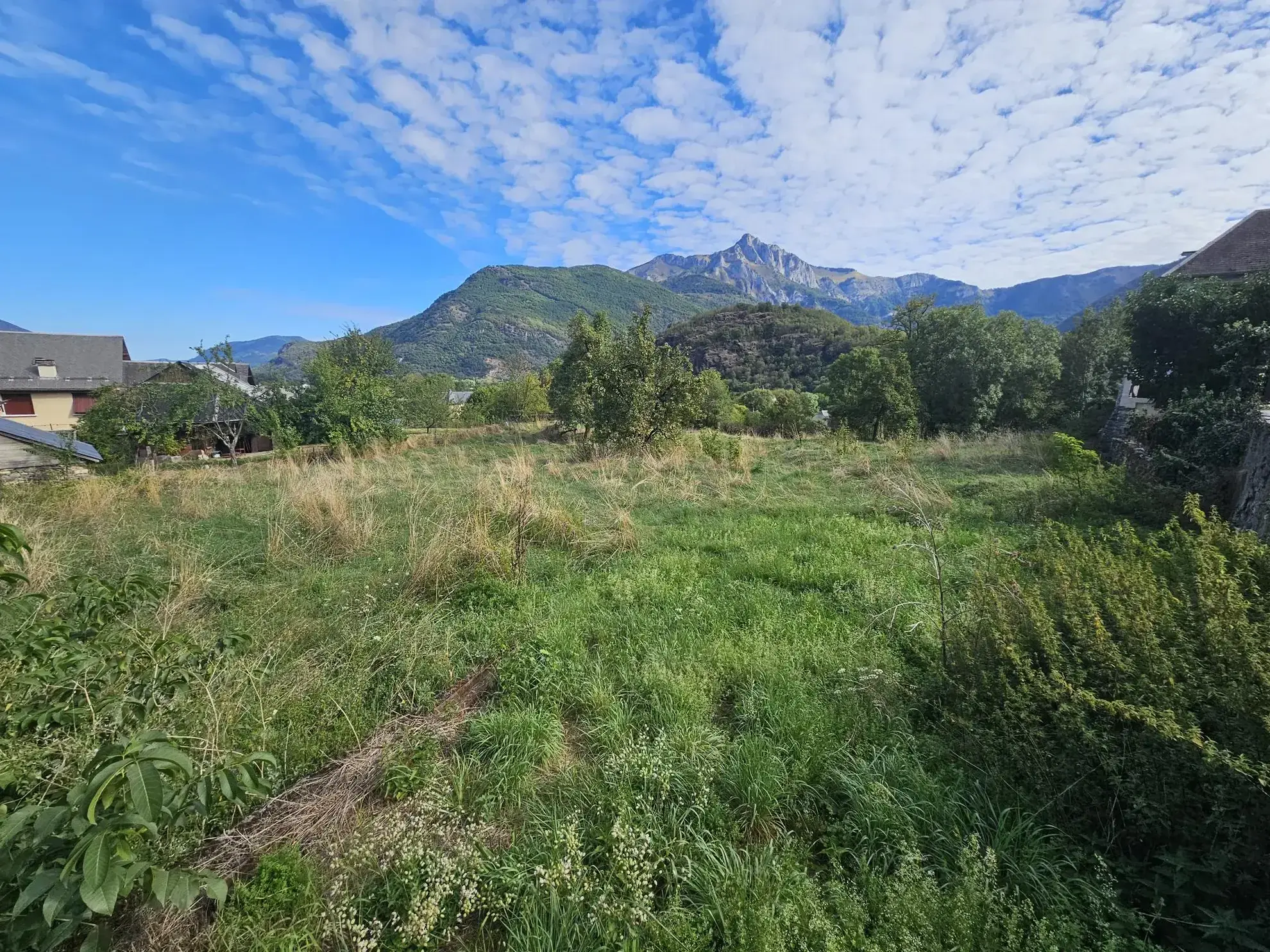 Terrain constructible de 2460 m² avec vue sur le pic du Gar à Marignac