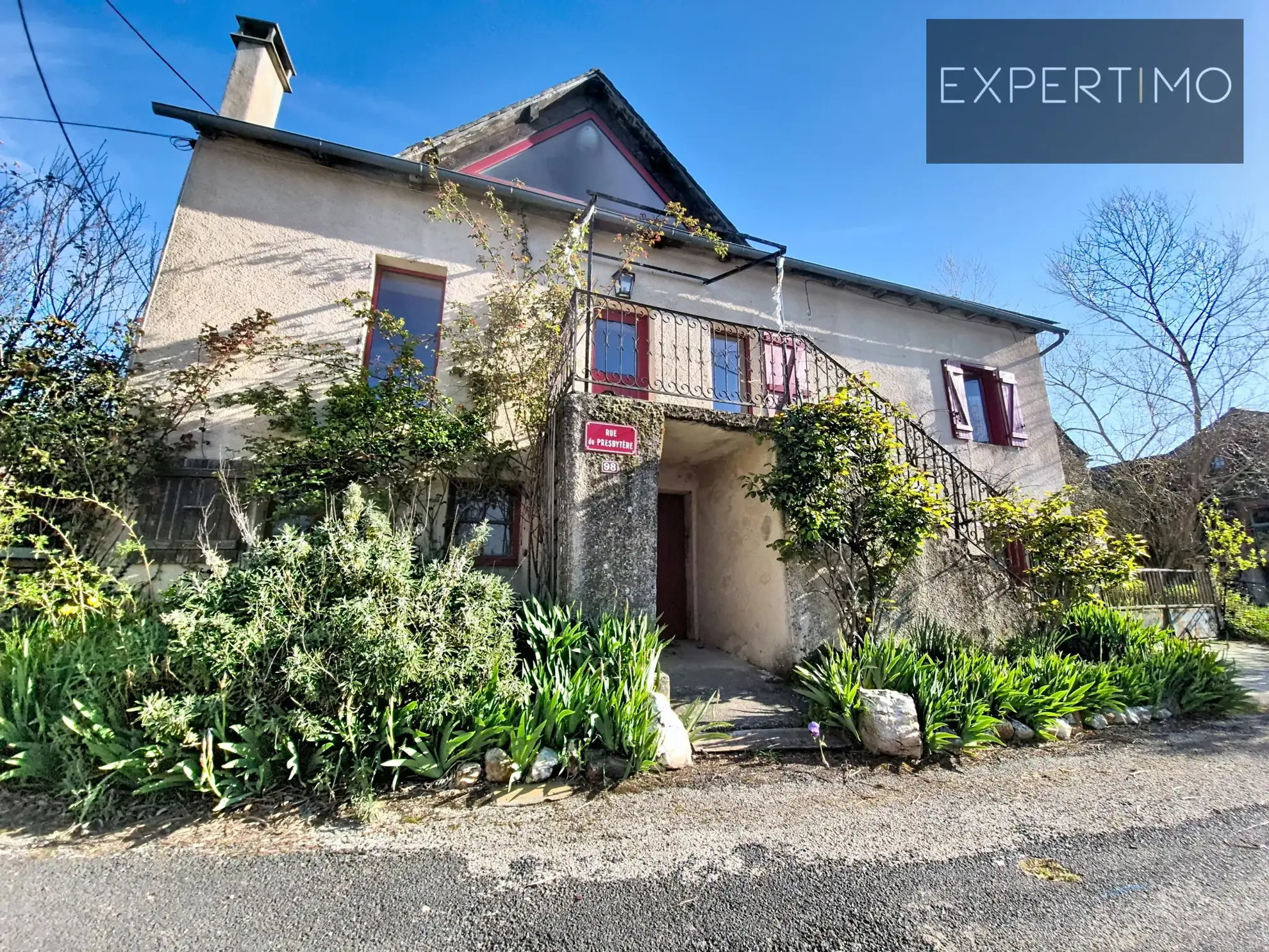 Maison rénovée avec studio, grange et grand verger en village calme