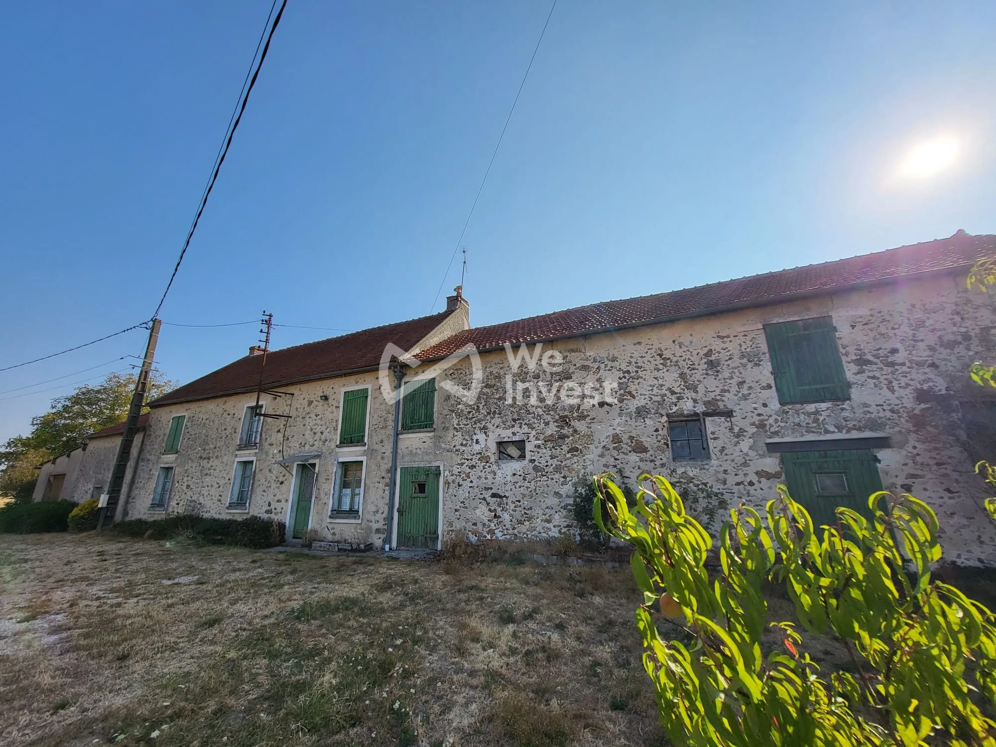 Ancien corps de ferme à vendre avec grand terrain dans un village calme