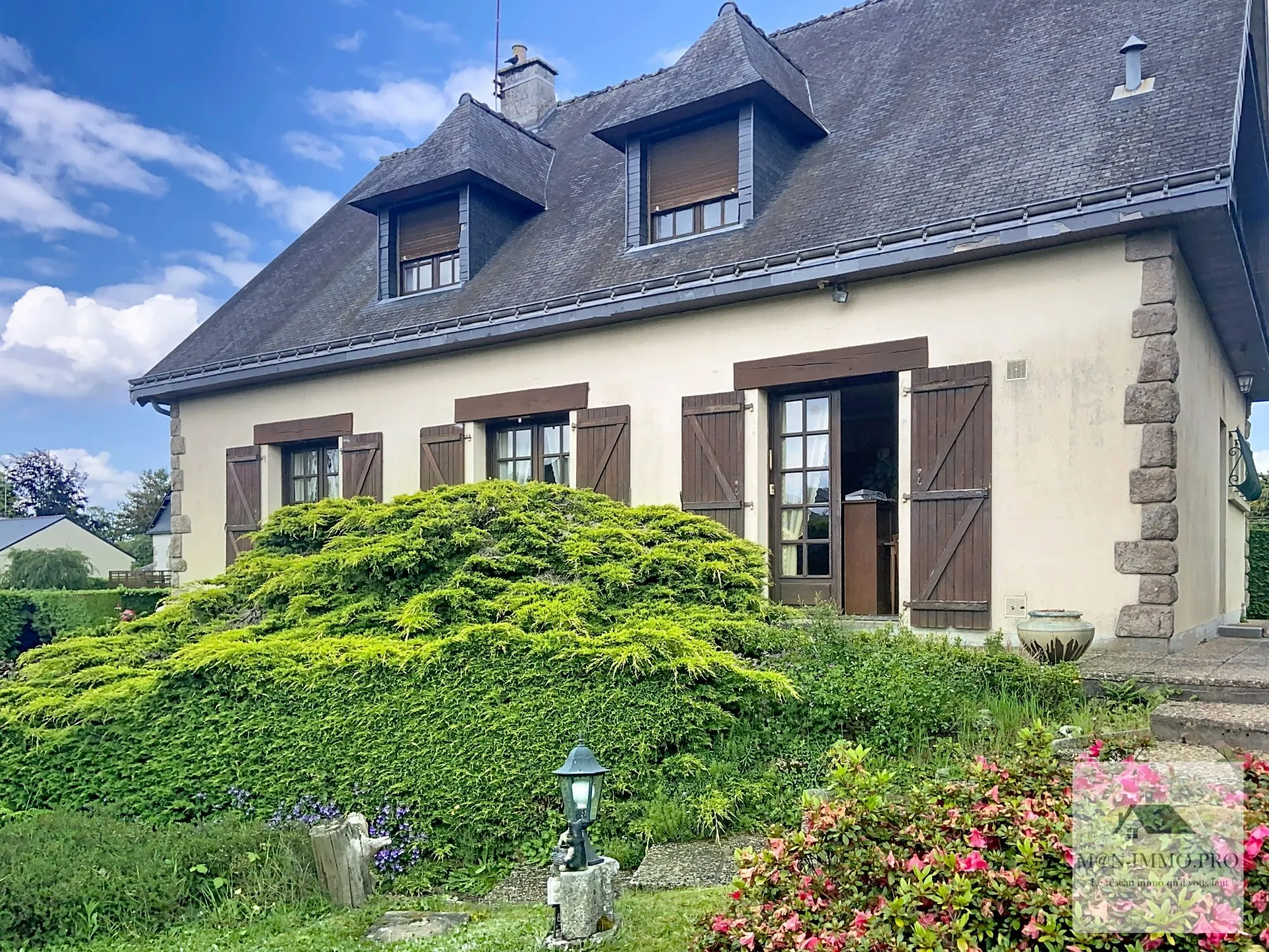 Maison traditionnelle à rénover avec fort potentiel à Maen Roch, 6 chambres