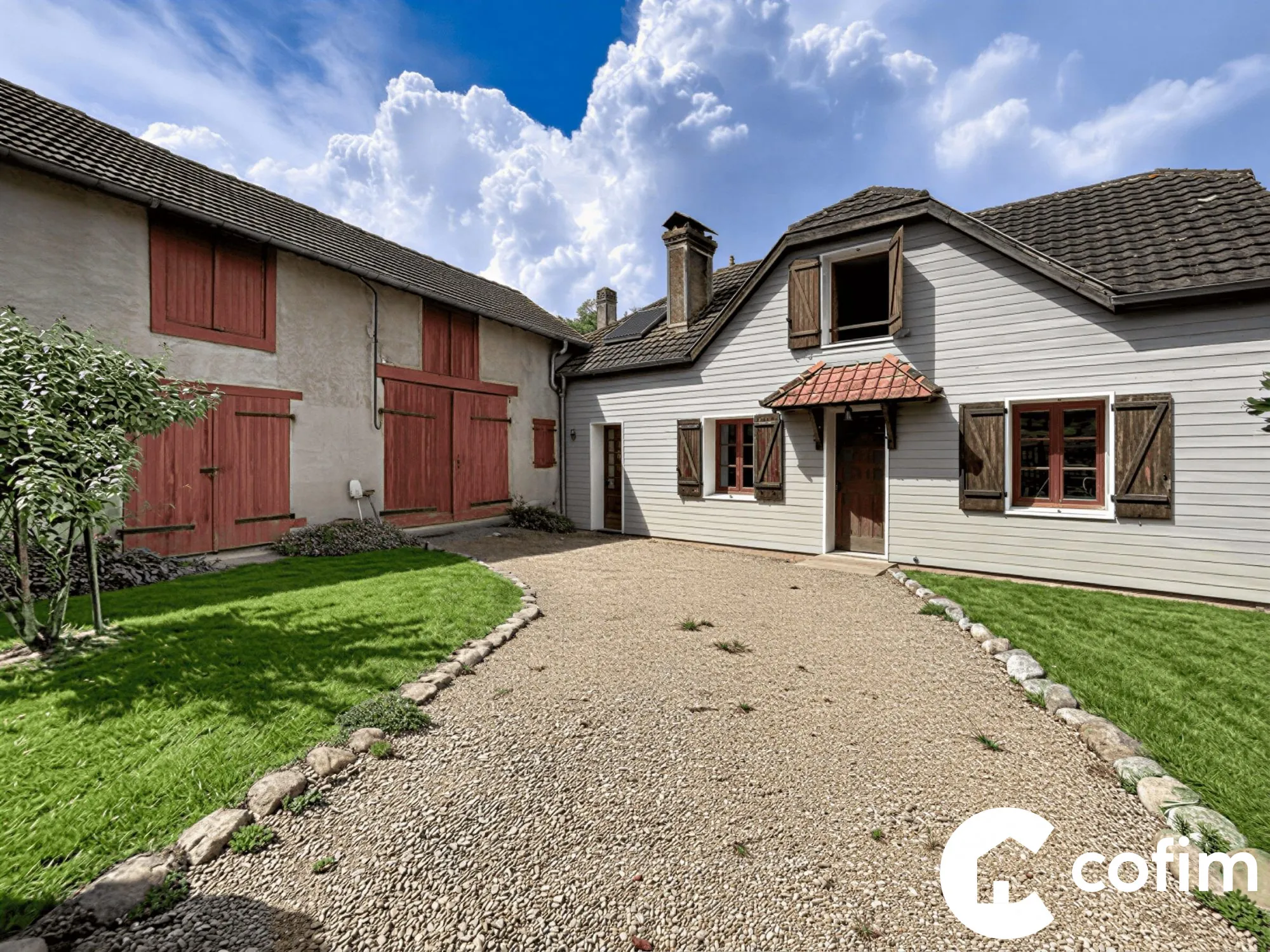 Maison béarnaise à vendre à Garlin avec dépendances et jardin arboré