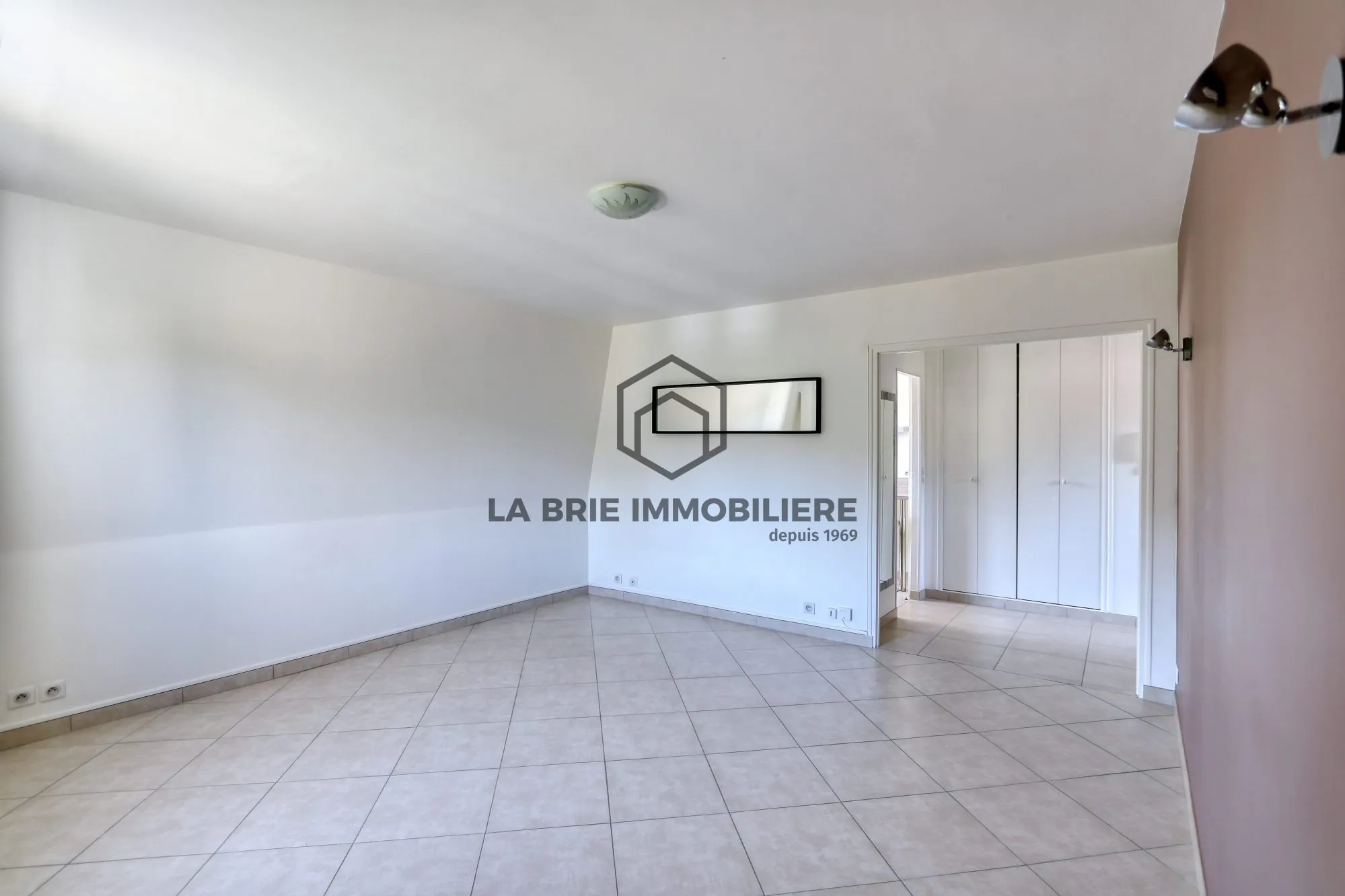 Appartement T2 à Mandres-les-Roses avec Parking et Cave
