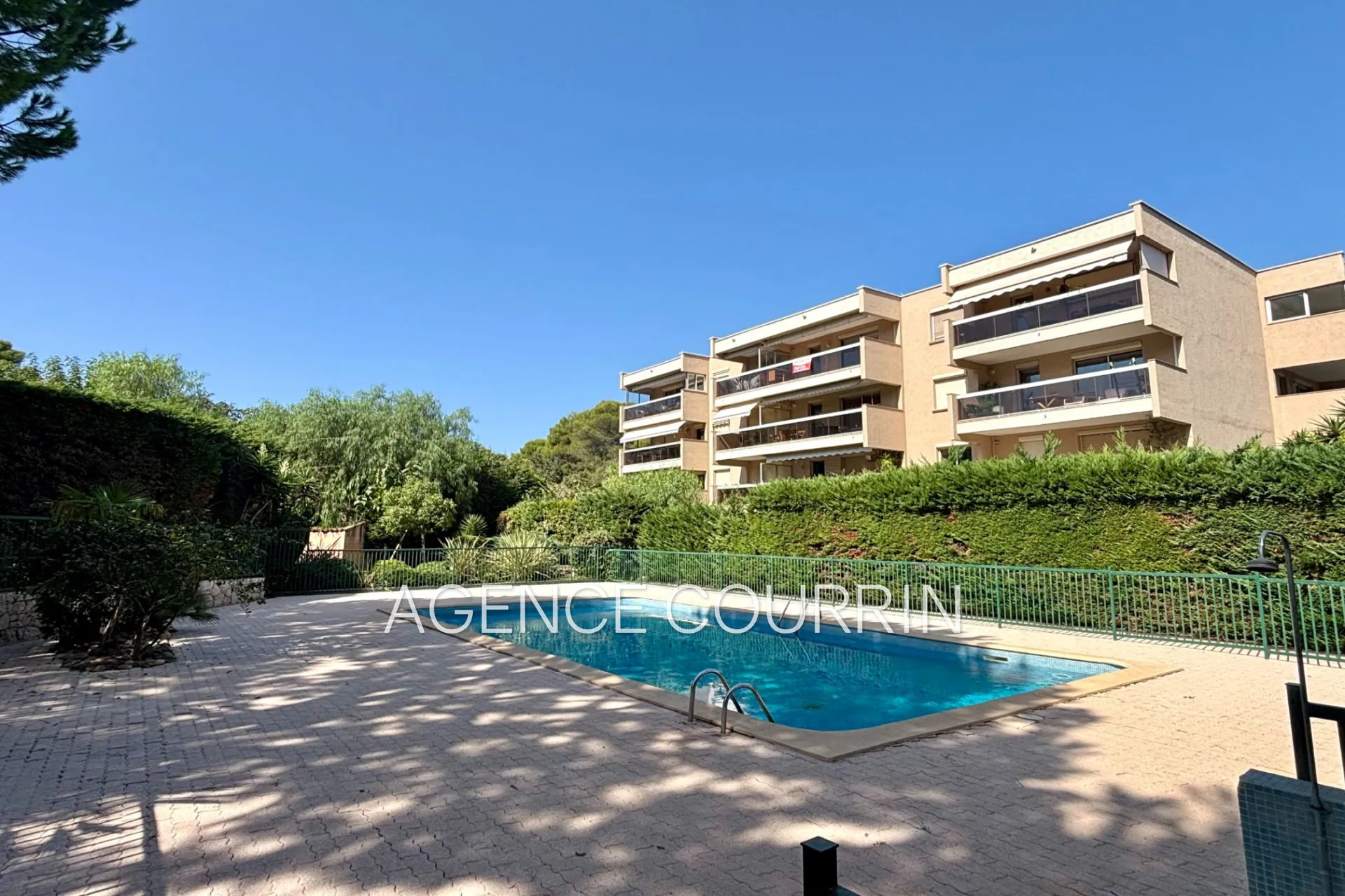 Studio à vendre à Antibes dans résidence sécurisée avec piscine et terrasse ensoleillée