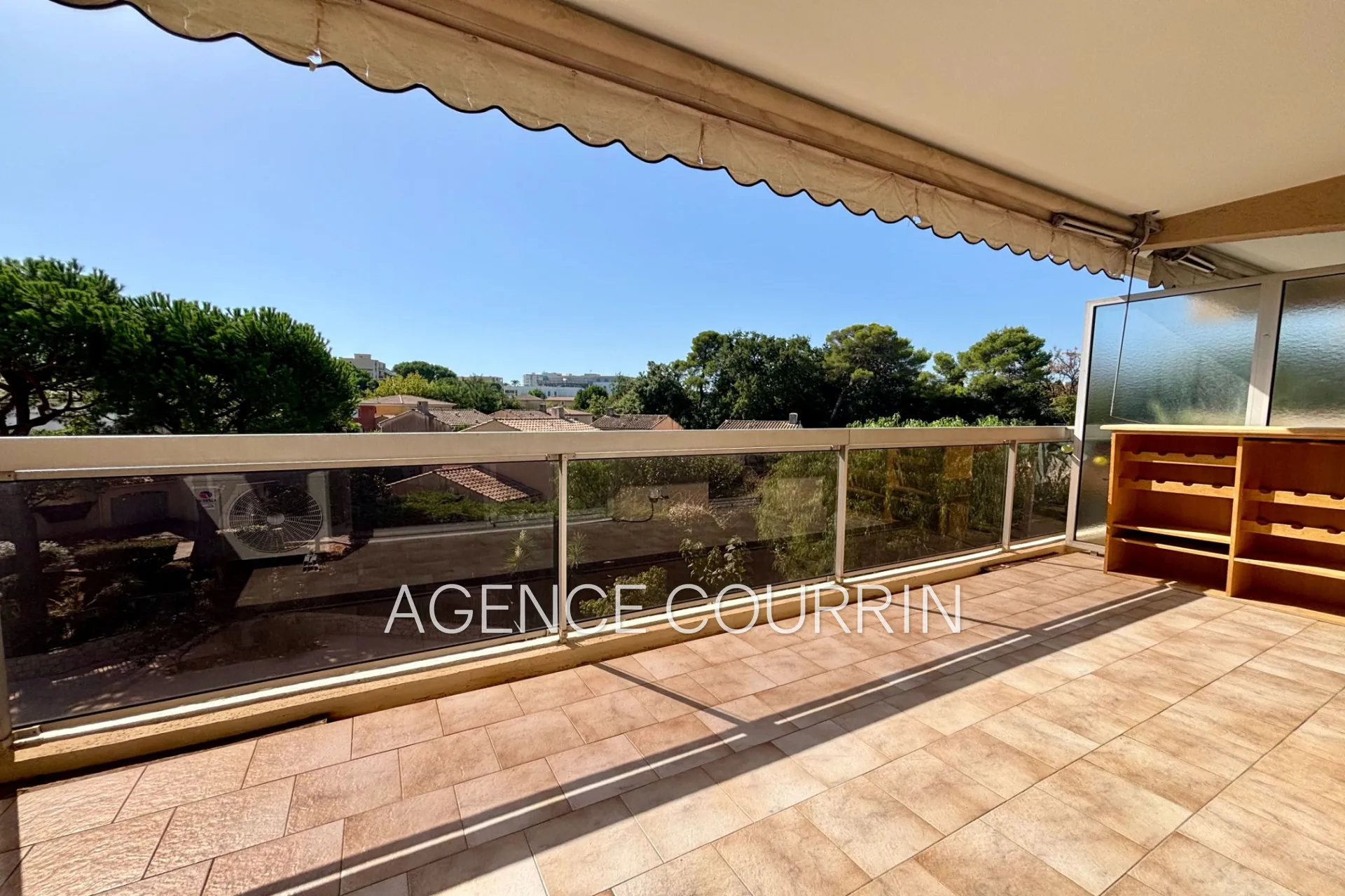 Studio à vendre à Antibes dans résidence sécurisée avec piscine et terrasse ensoleillée 