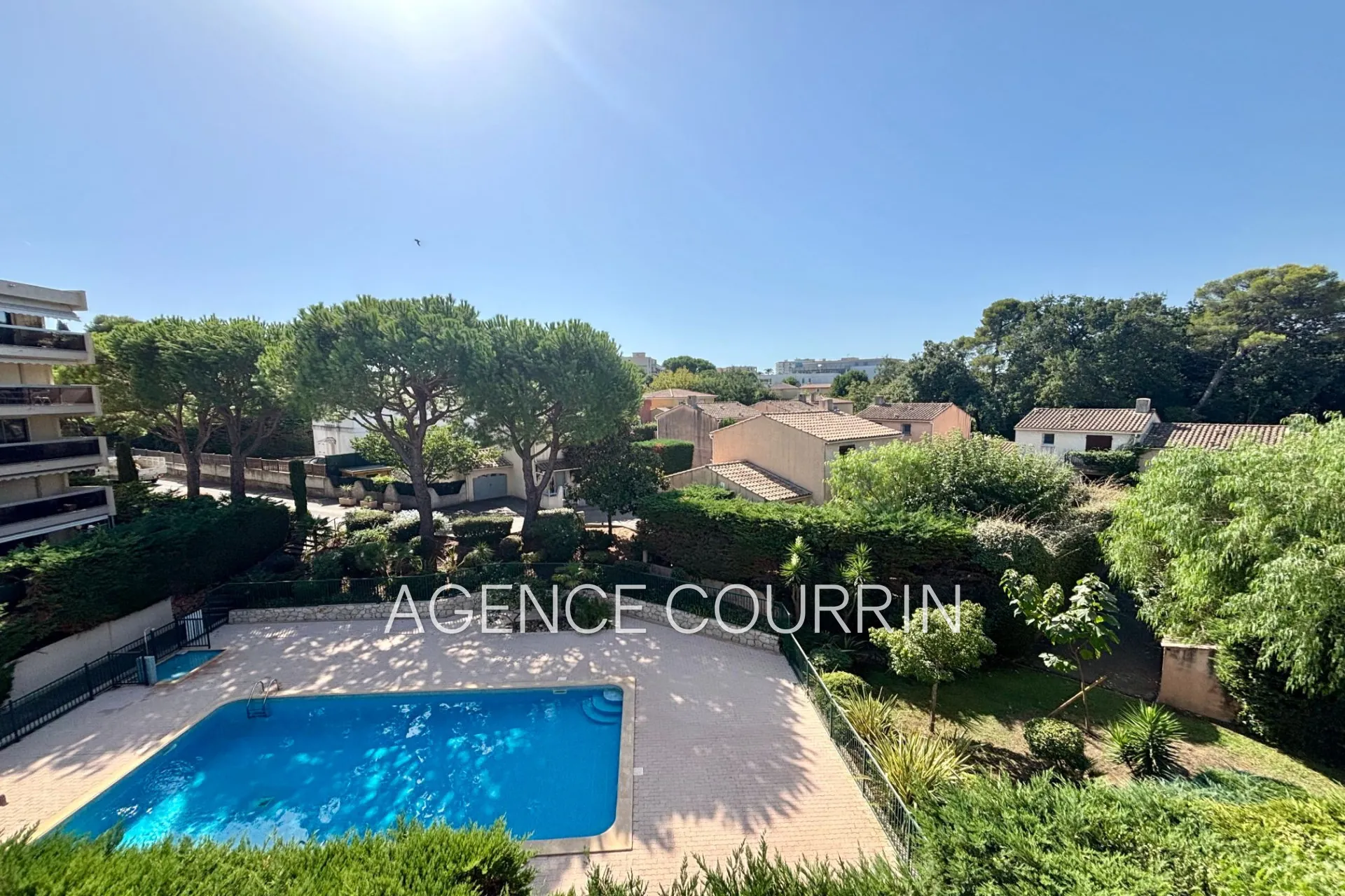Studio à vendre à Antibes dans résidence sécurisée avec piscine et terrasse ensoleillée 