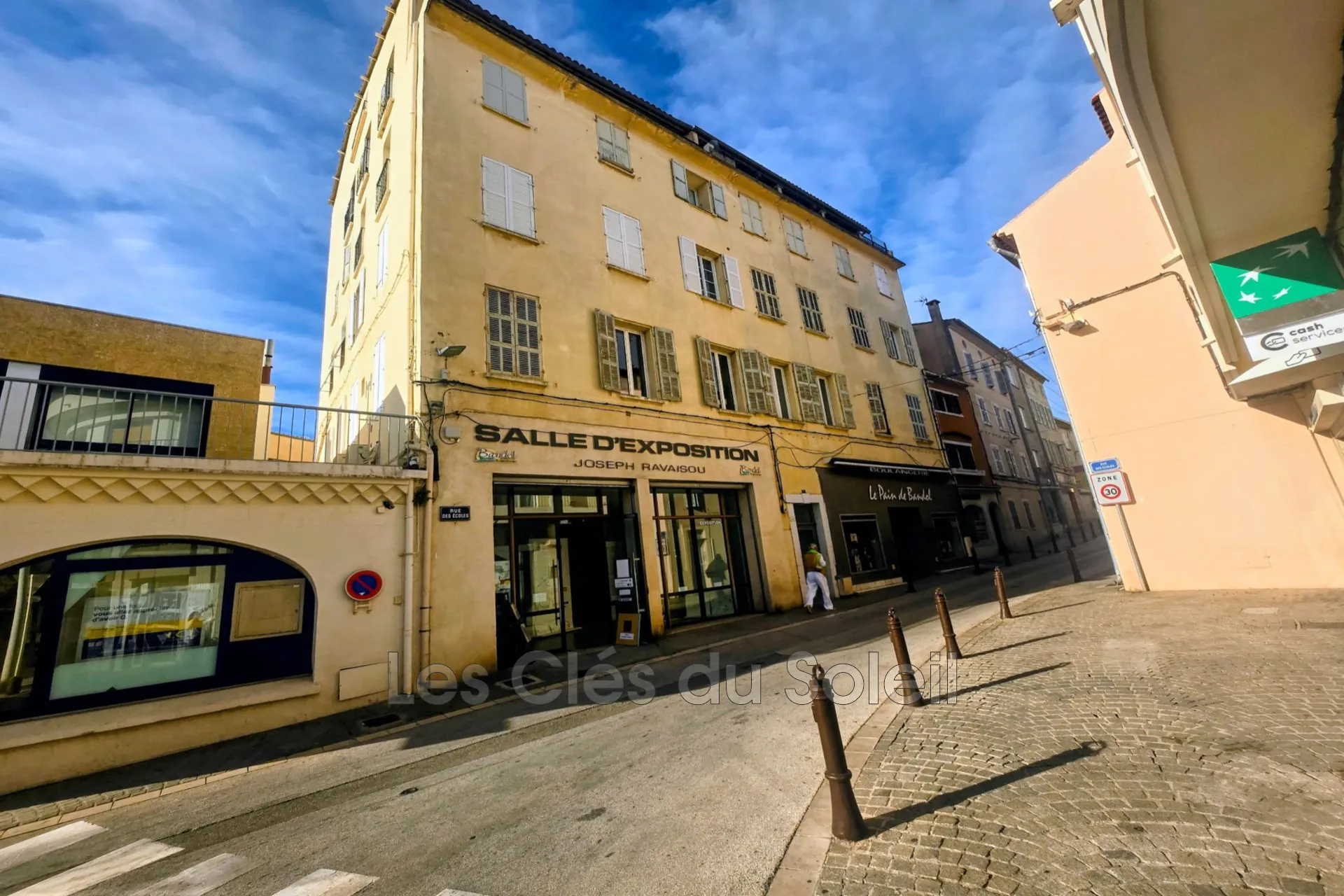 Appartement T2 rénové au centre de Bandol avec ascenseur et prestations modernes