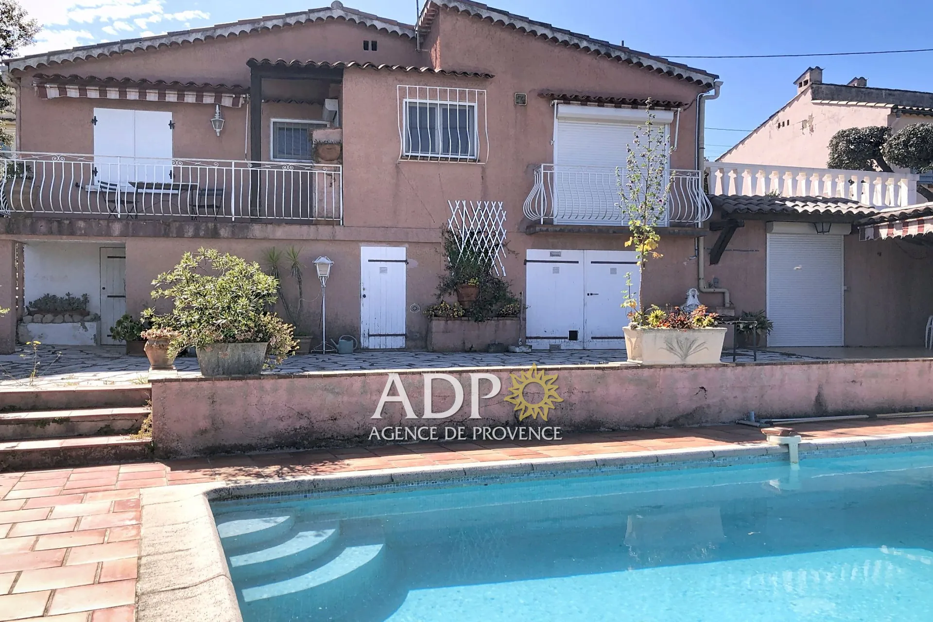 Villa avec 3 unités, piscine et jardin à vendre à Grasse