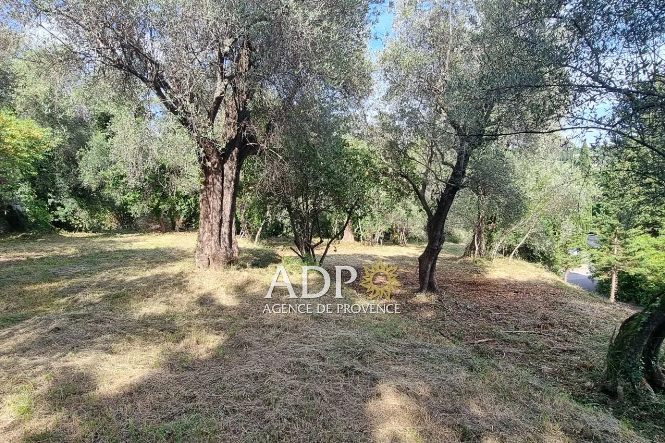 Terrain constructible à Grasse de 1345 m² avec permis de construire possible