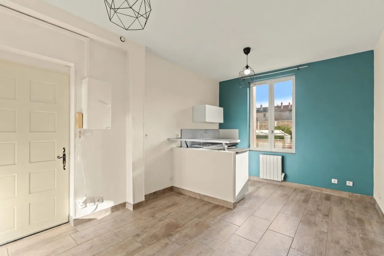 Studio lumineux à Lyon 8 dans copropriété de style Art déco