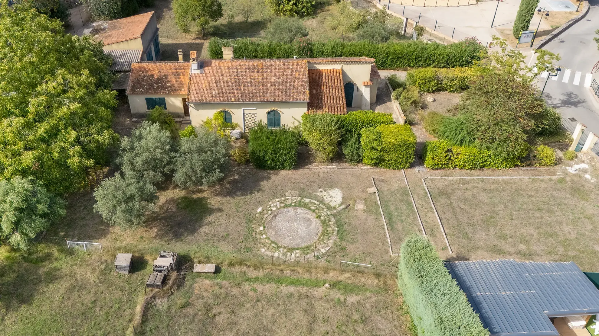 Maison de plain-pied avec studio sur 595 m² à Carnoules – Potentiel Rénovation