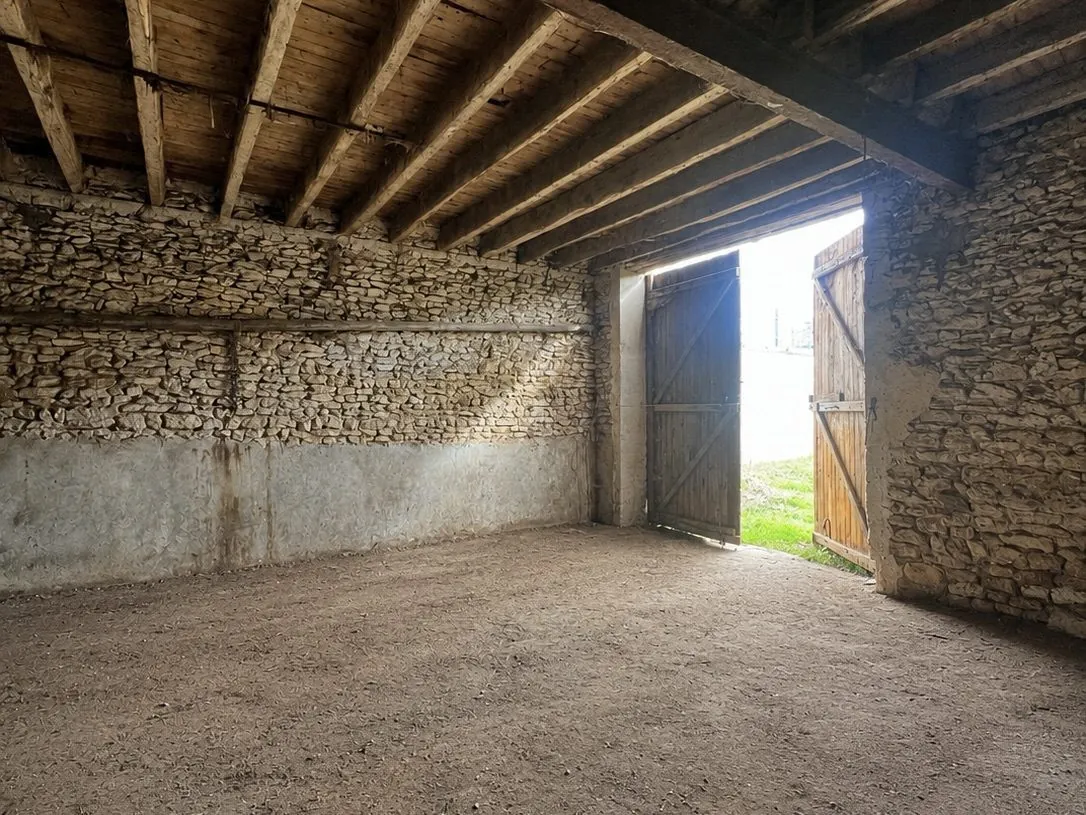 pièce 1 Authentique grange en pierre avec jardin dans le Vexin à rénover