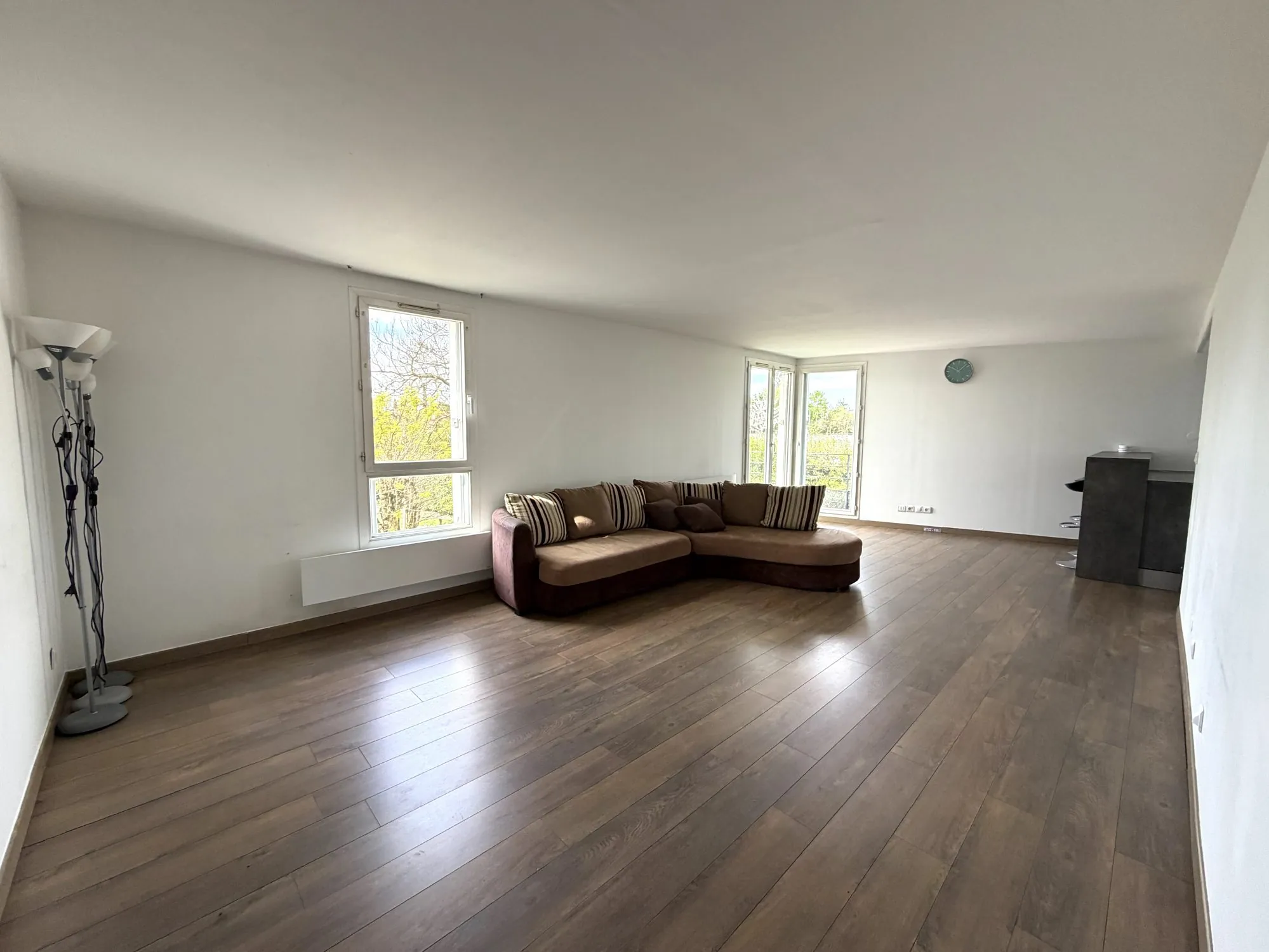 Appartement à vendre à Orléans avec 2 chambres, balcon et stationnement en sous-sol