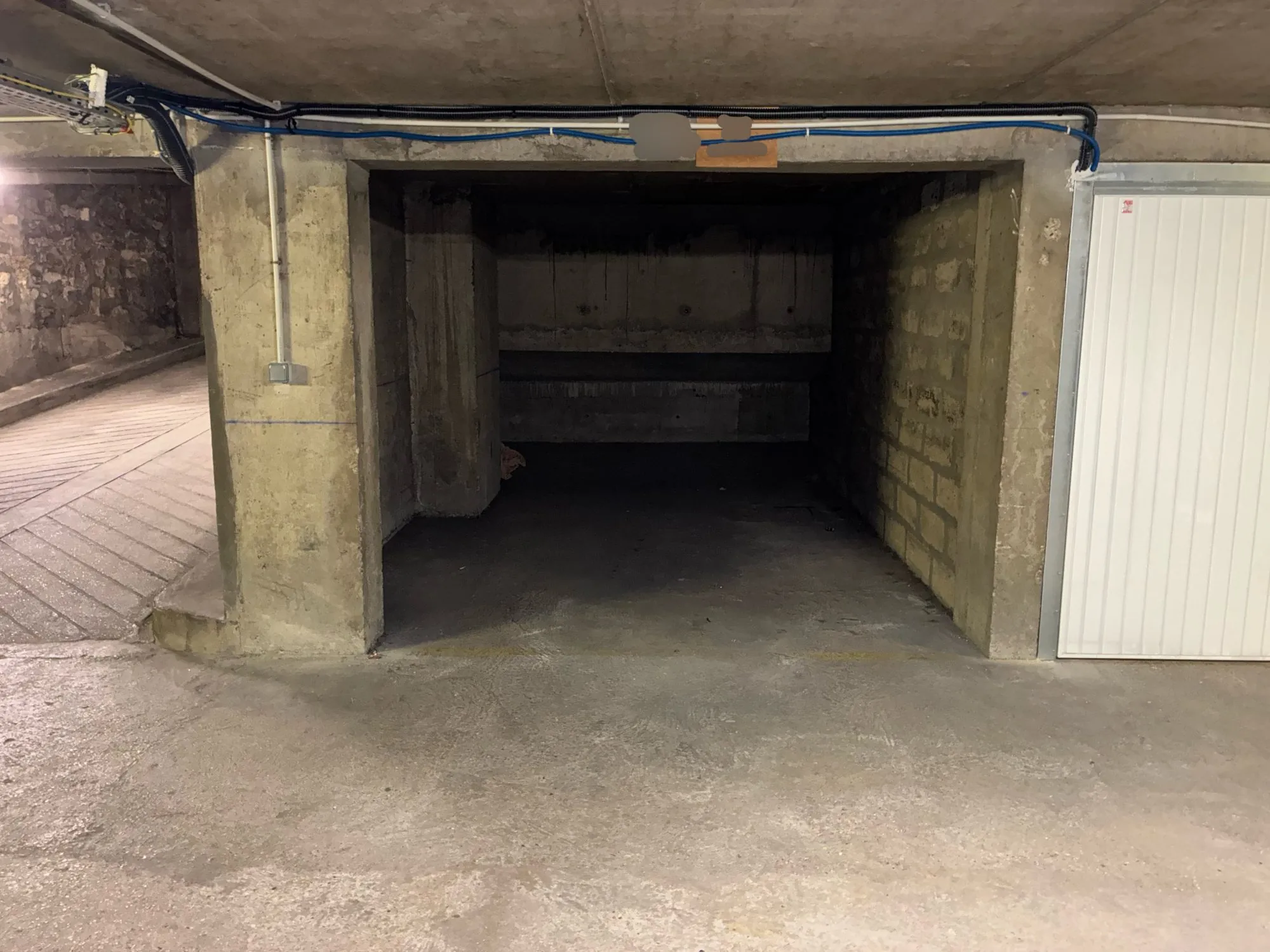Parking sécurisé à vendre dans le 16ème à Paris proche du métro Boissière