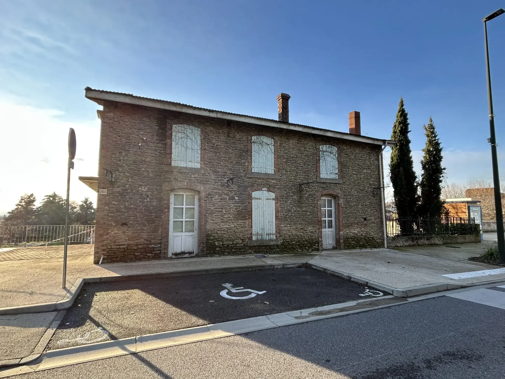 Plateau de 80m² à Margès avec terrasse et garage, investissement idéal