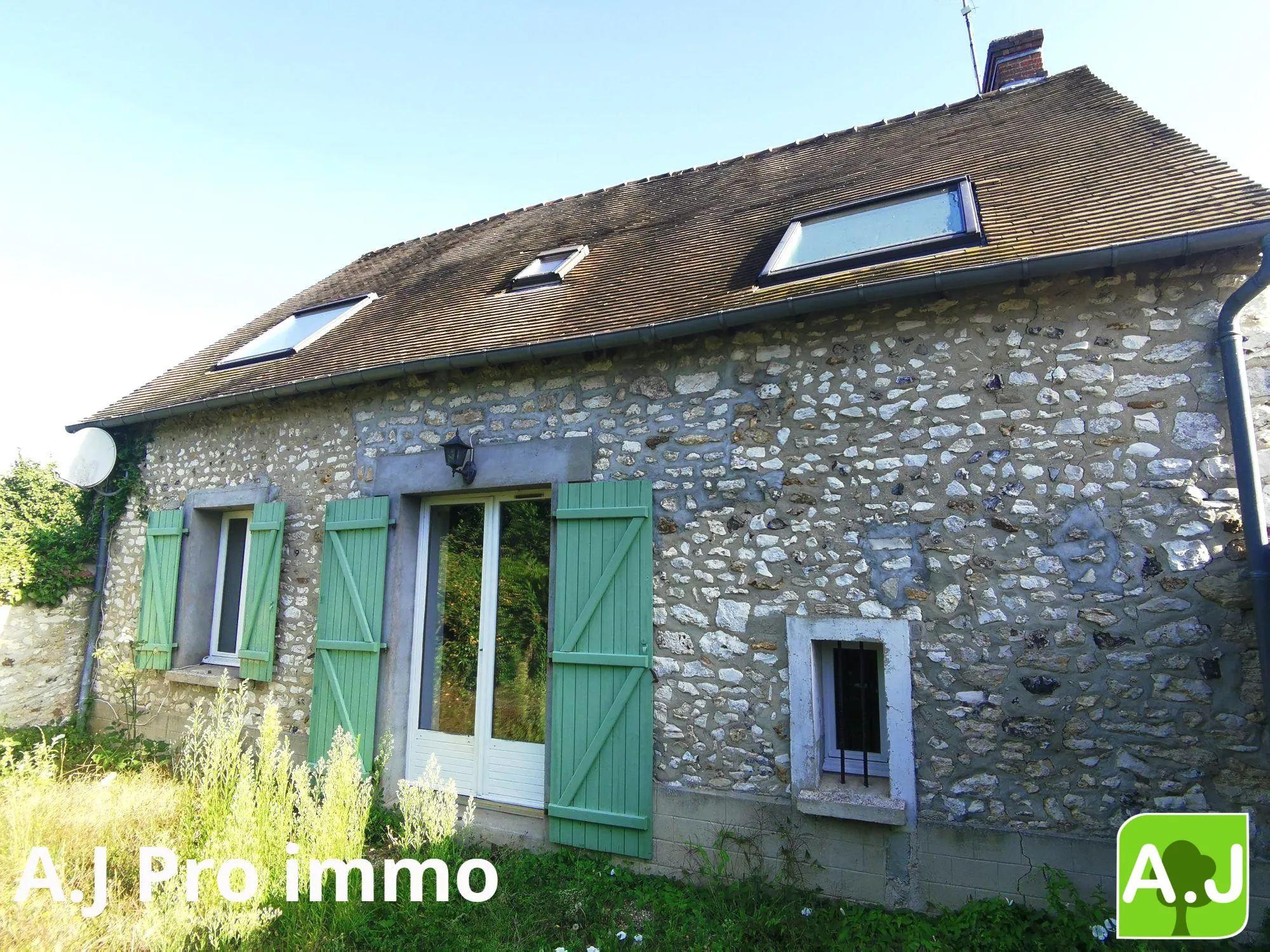 Maison de village à rénover avec 2 chambres près d'Anet et Bréval