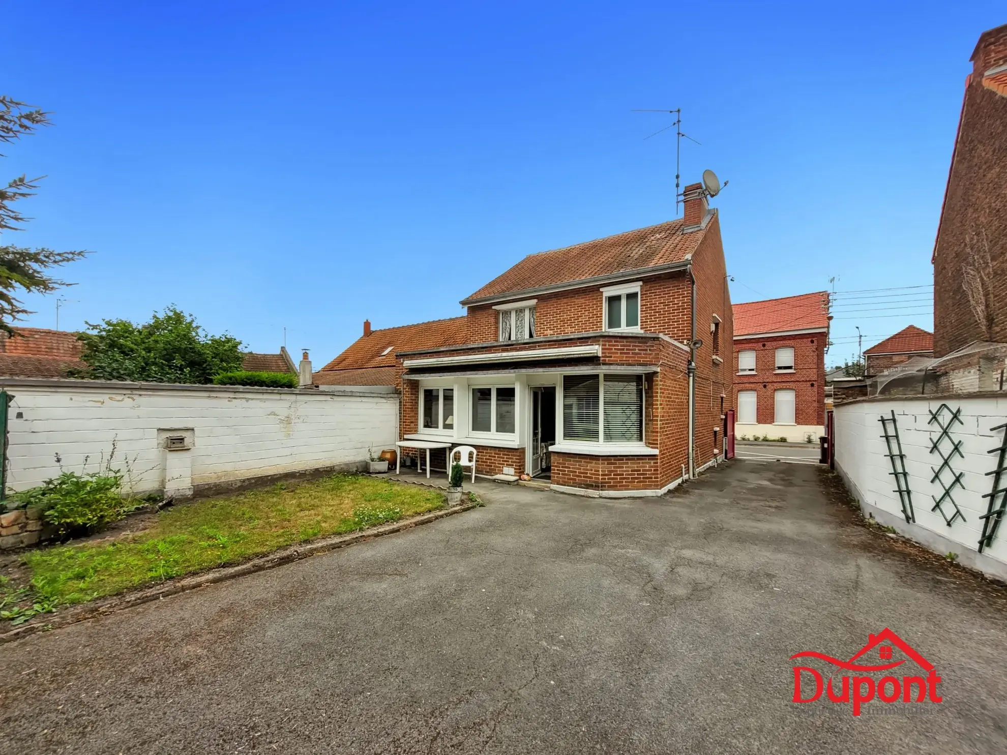 Maison semi-individuelle avec 3 chambres, jardin et 3 garages à Douchy-les-Mines
