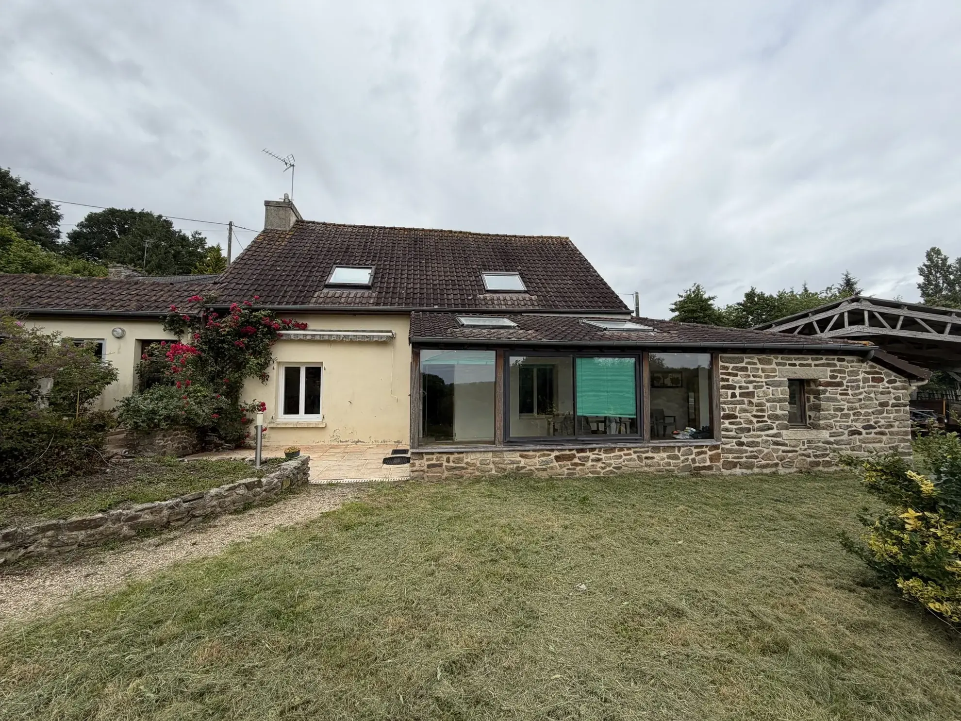 Maison de campagne à rénover de 160 m² avec terrain à Plouguenast-Langast
