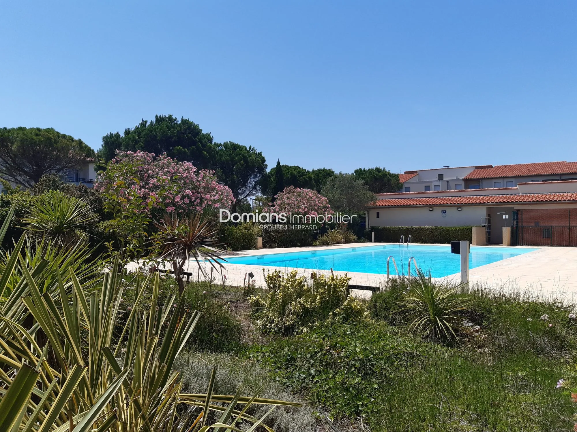 Appartement T1 avec terrasse, parking et piscine à Saint-Estève