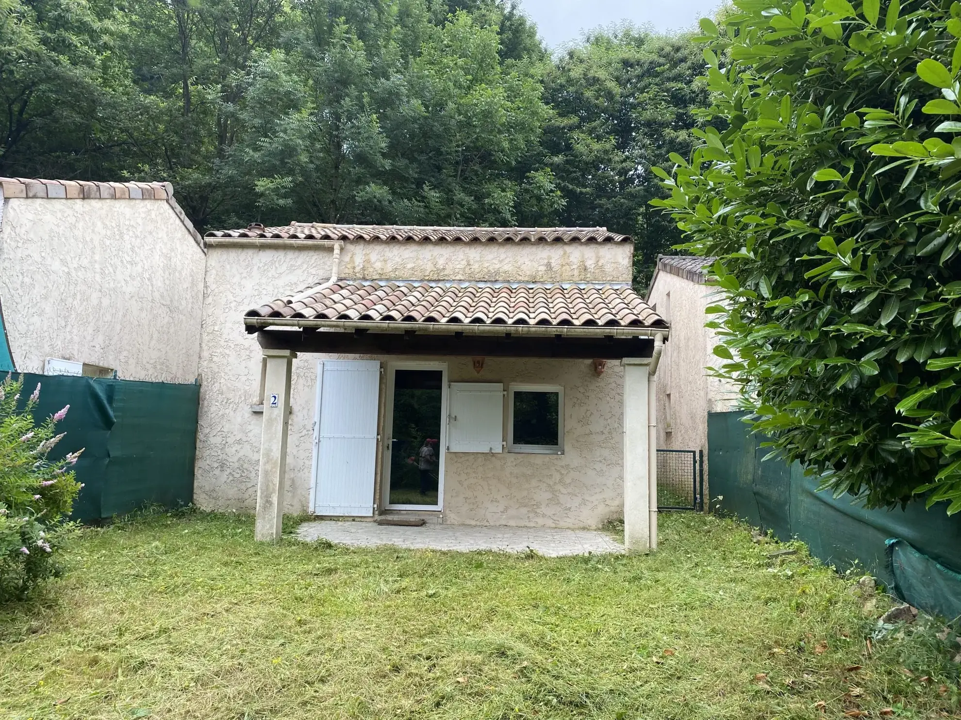 Maison T2 avec terrasse couverte, jardin et parking à Thueyts
