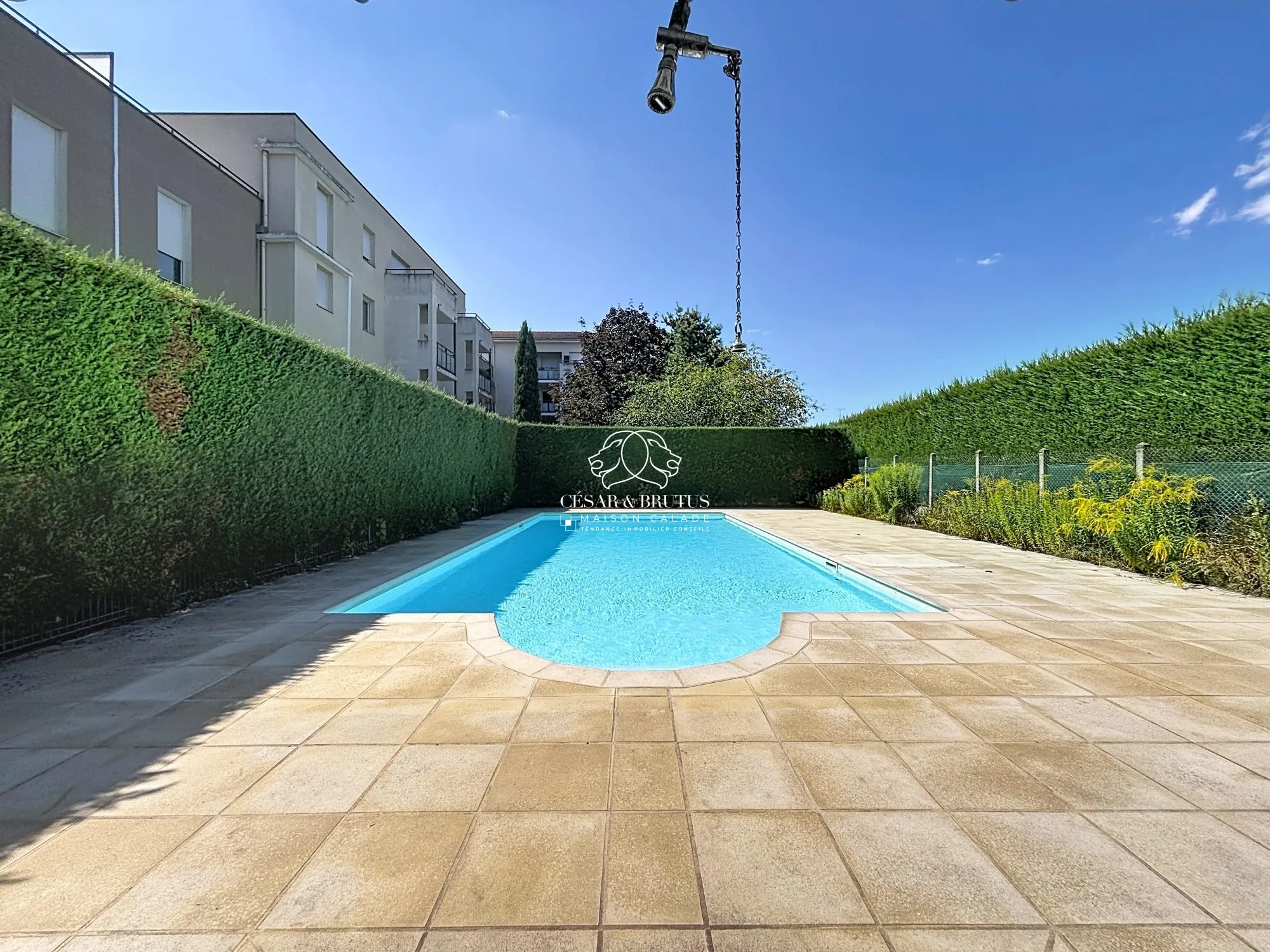 Appartement T3 avec terrasse, piscine et stationnements à Villefranche-sur-Saône