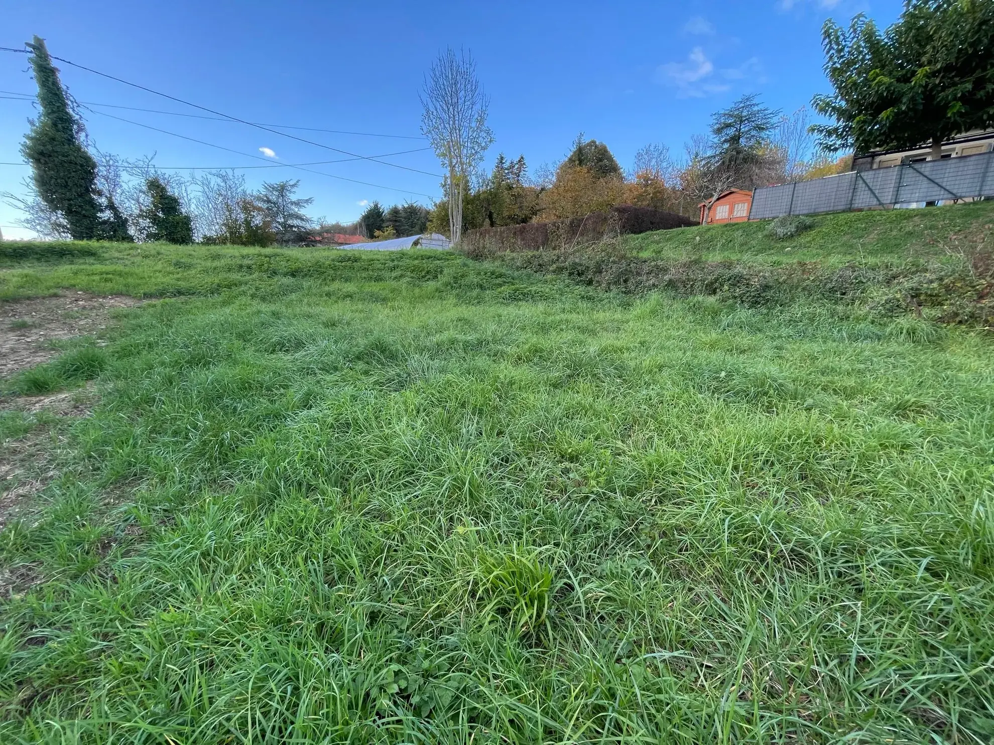 Terrain constructible de 594 m² à Hauterives, environnement calme et proche des commodités