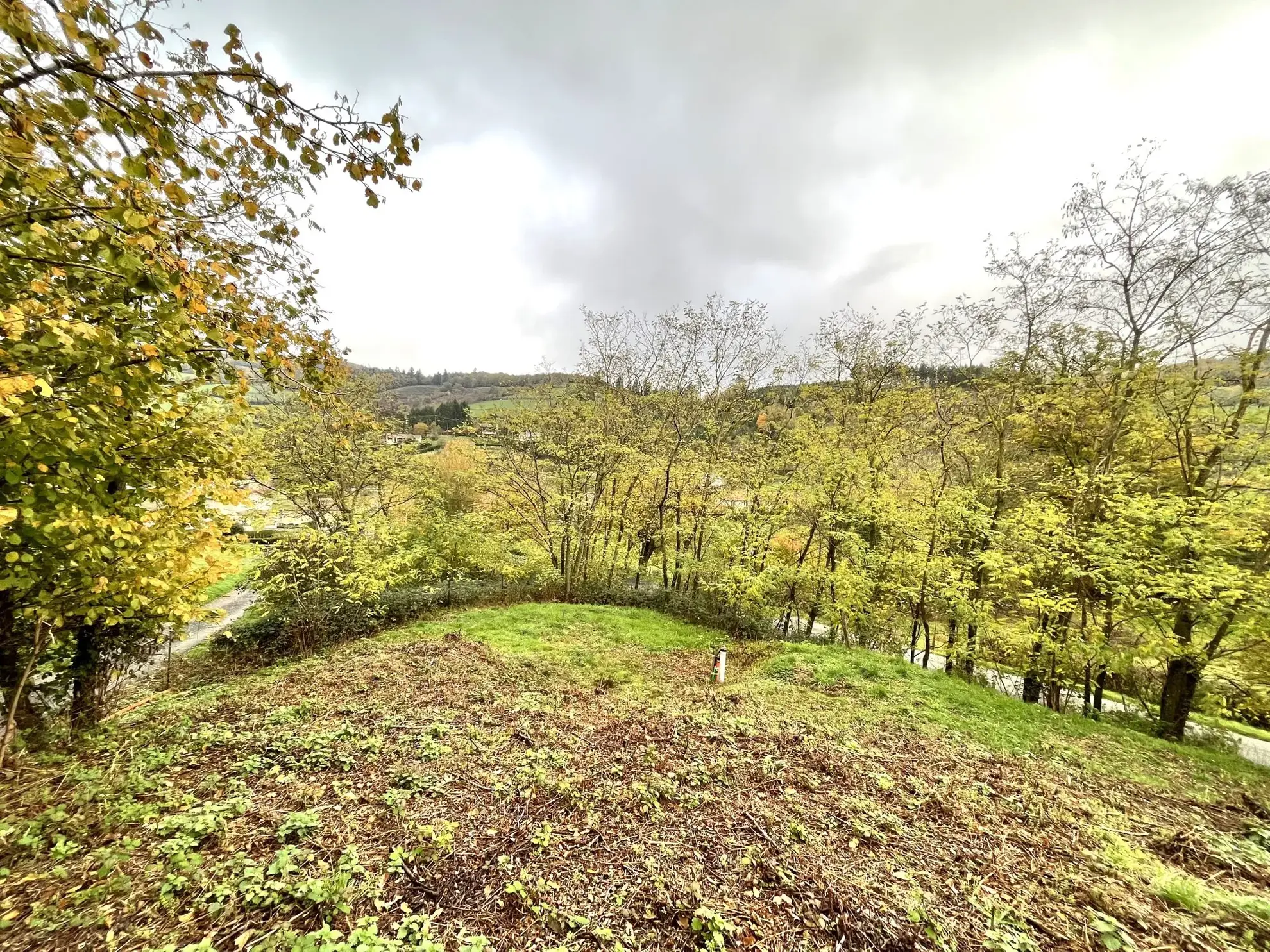 Terrain constructible viabilisé à Ouroux, vue dégagée, proche Mâcon