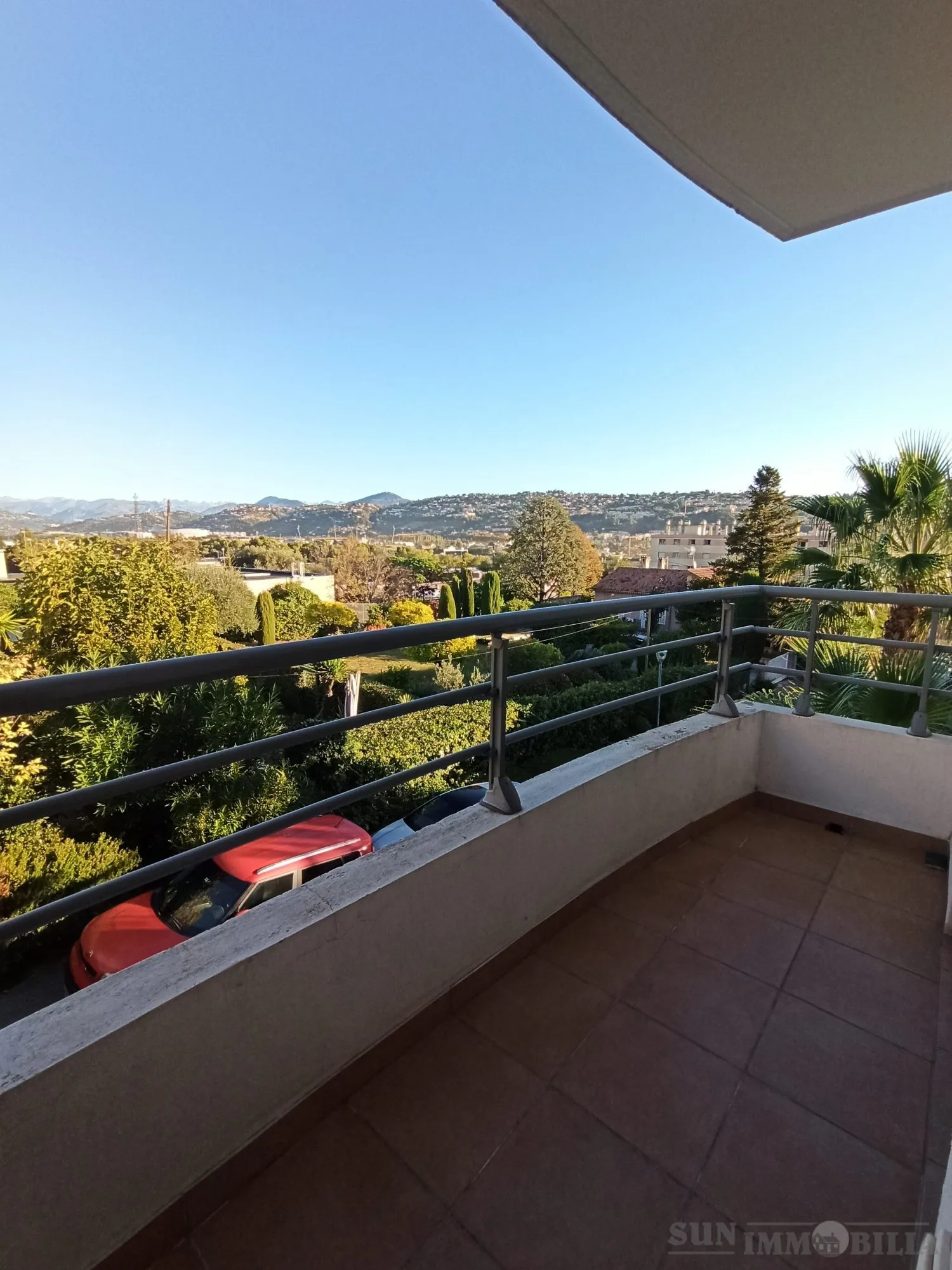 Studio meublé à vendre à Saint-Laurent-du-Var avec piscine et terrasse
