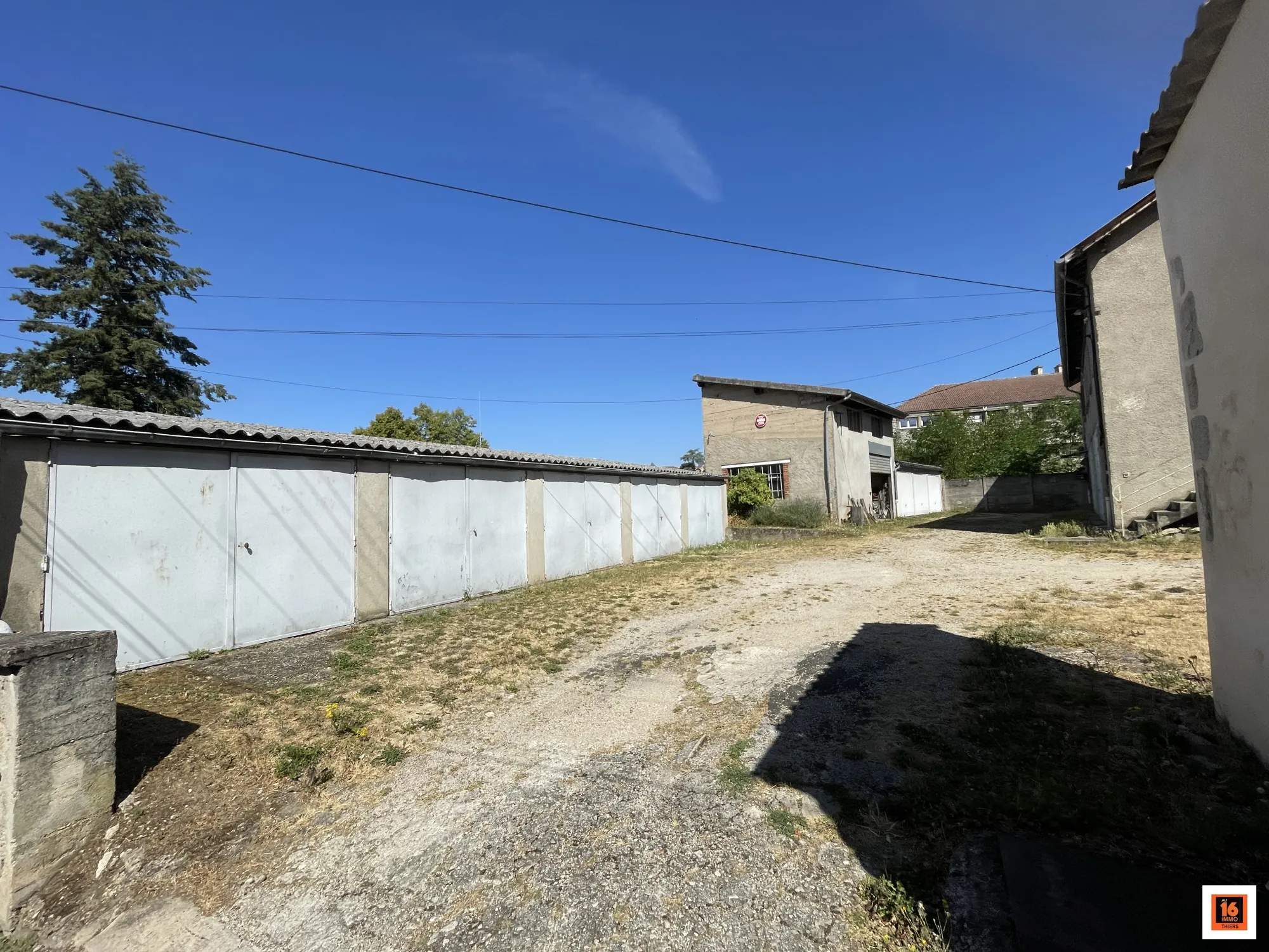 Immeuble avec appartements, garages et atelier à Thiers - Opportunité d'investissement