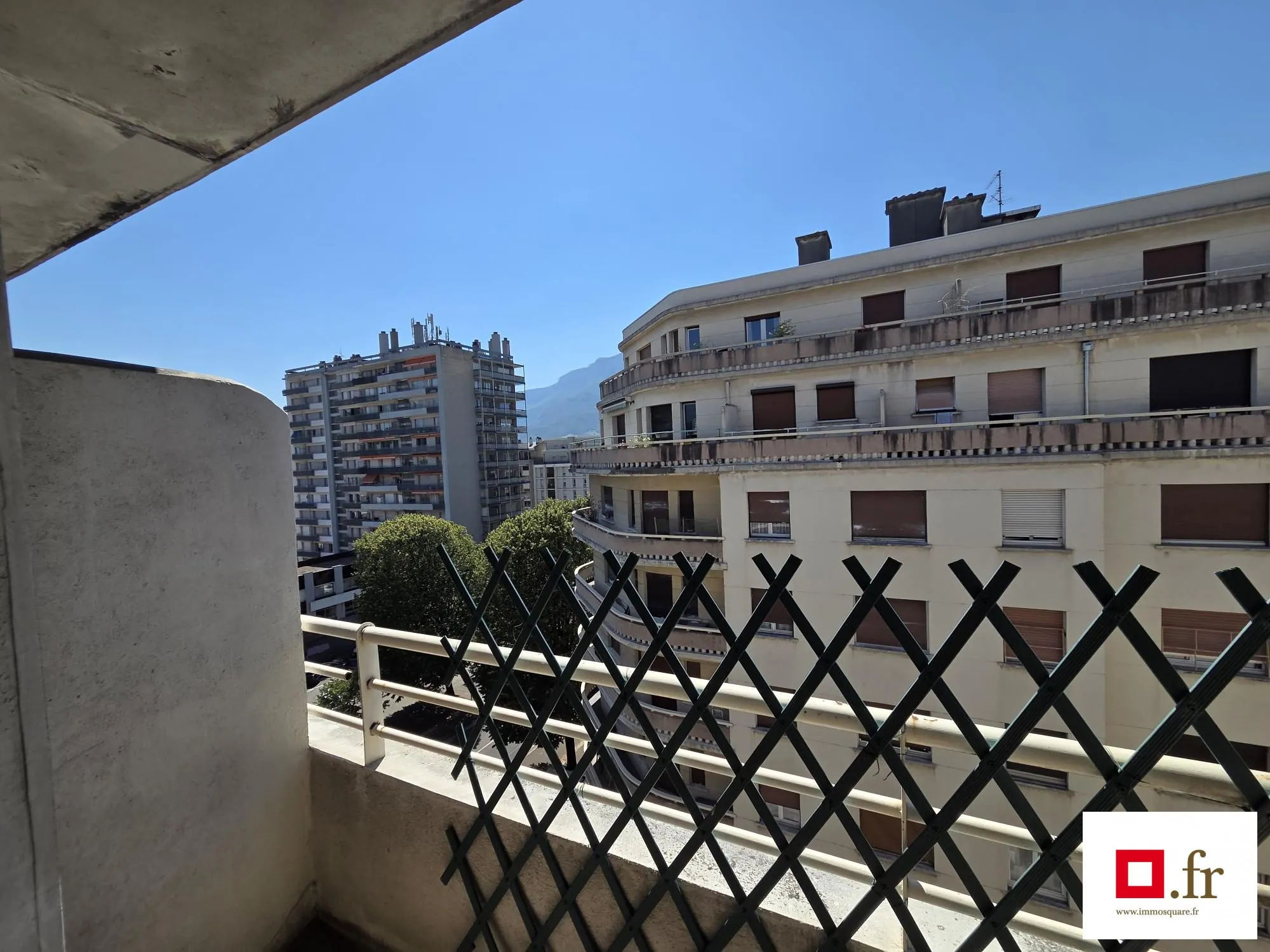 Appartement T3 à vendre à Grenoble avec balcon et potentiel de rénovation