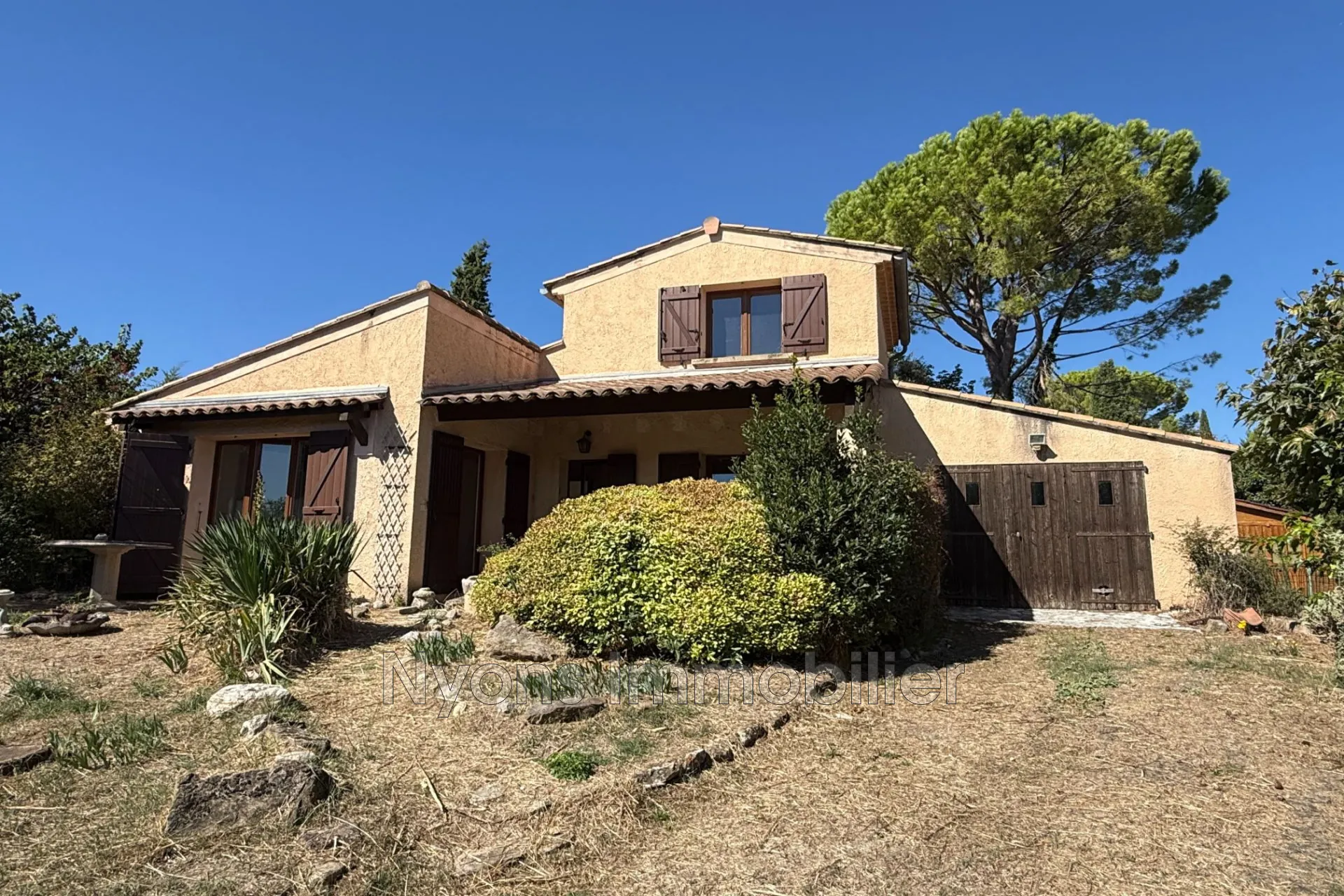 Villa à vendre proche de Nyons en Drôme Provençale avec terrasse et garage